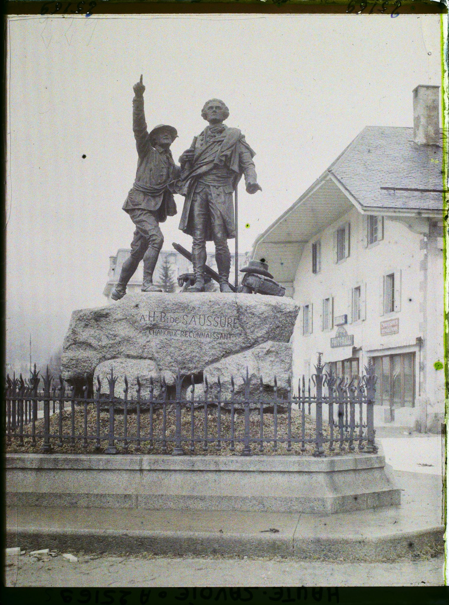 Image représentant France Les Alpes, Chamonix, Chamonix - Monument à de Saussure et à son guide Jacques Balmat