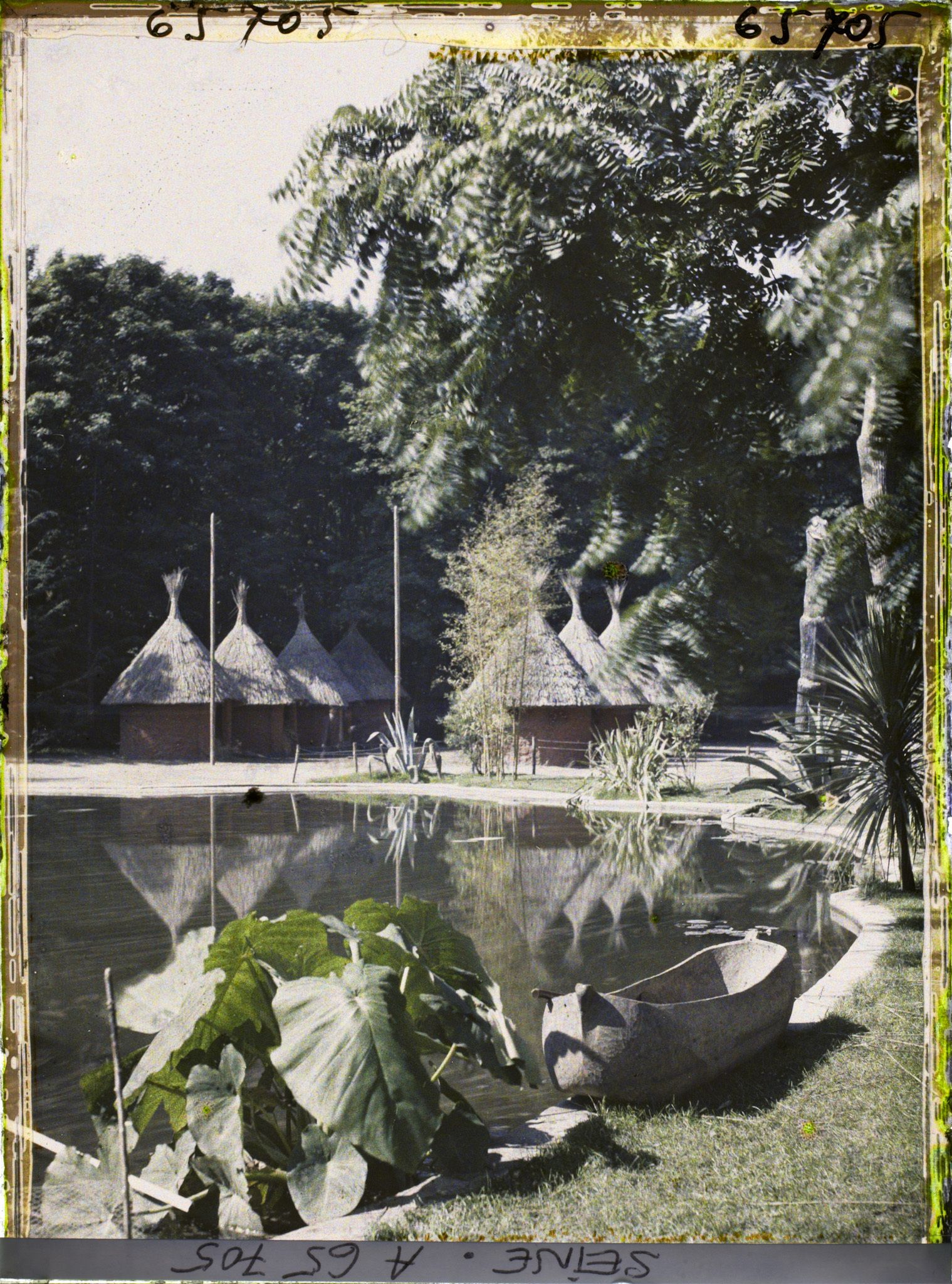 Image représentant L'Exposition Coloniale Internationale de 1931, le village indigène de l'AOF (Afrique occidentale française)