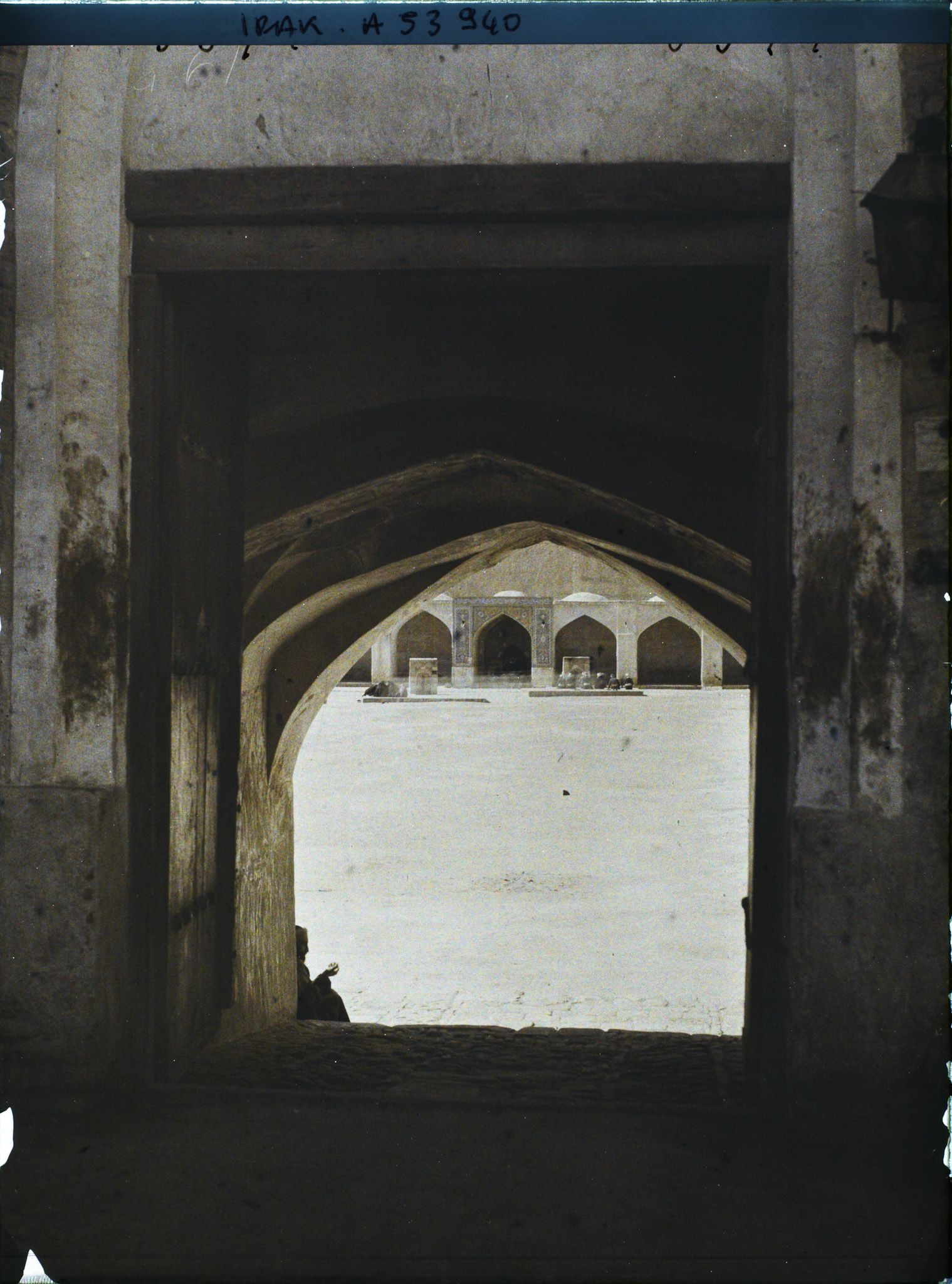 Image représentant Entrée de la mosquée fortifiée d'Ali et la cour (hommes et femmes sont séparés)