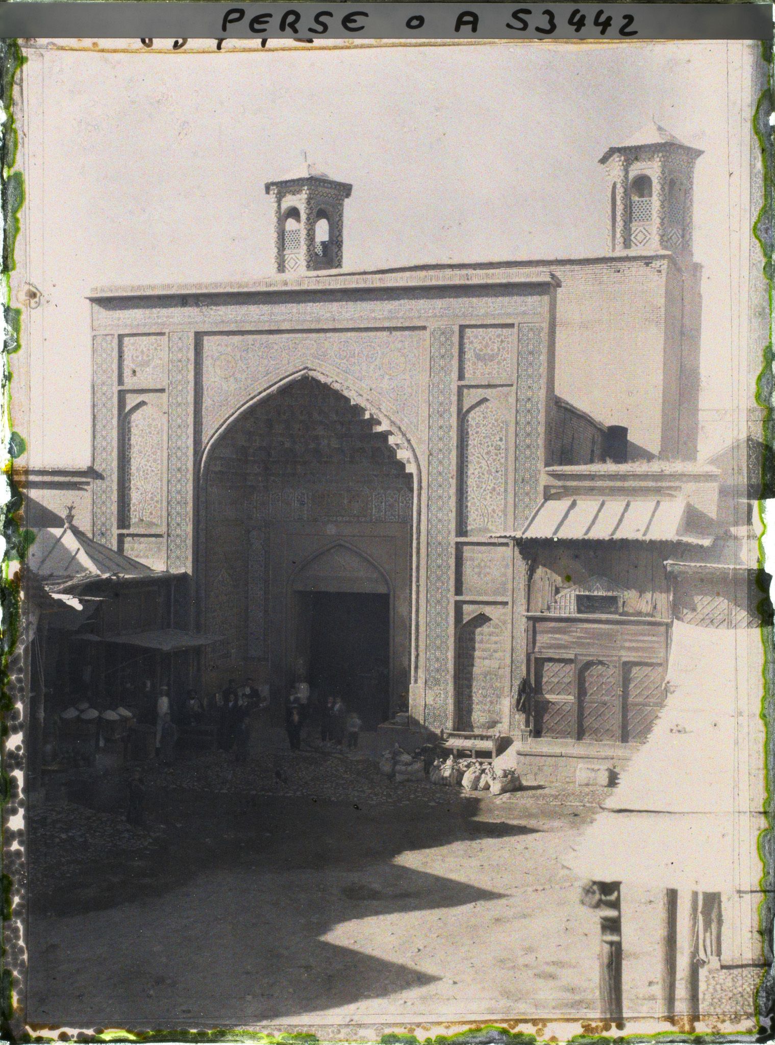 Image représentant Portail d'entrée de la mosquée Vakil (mosquée du régent) (XVIIIe siècle)