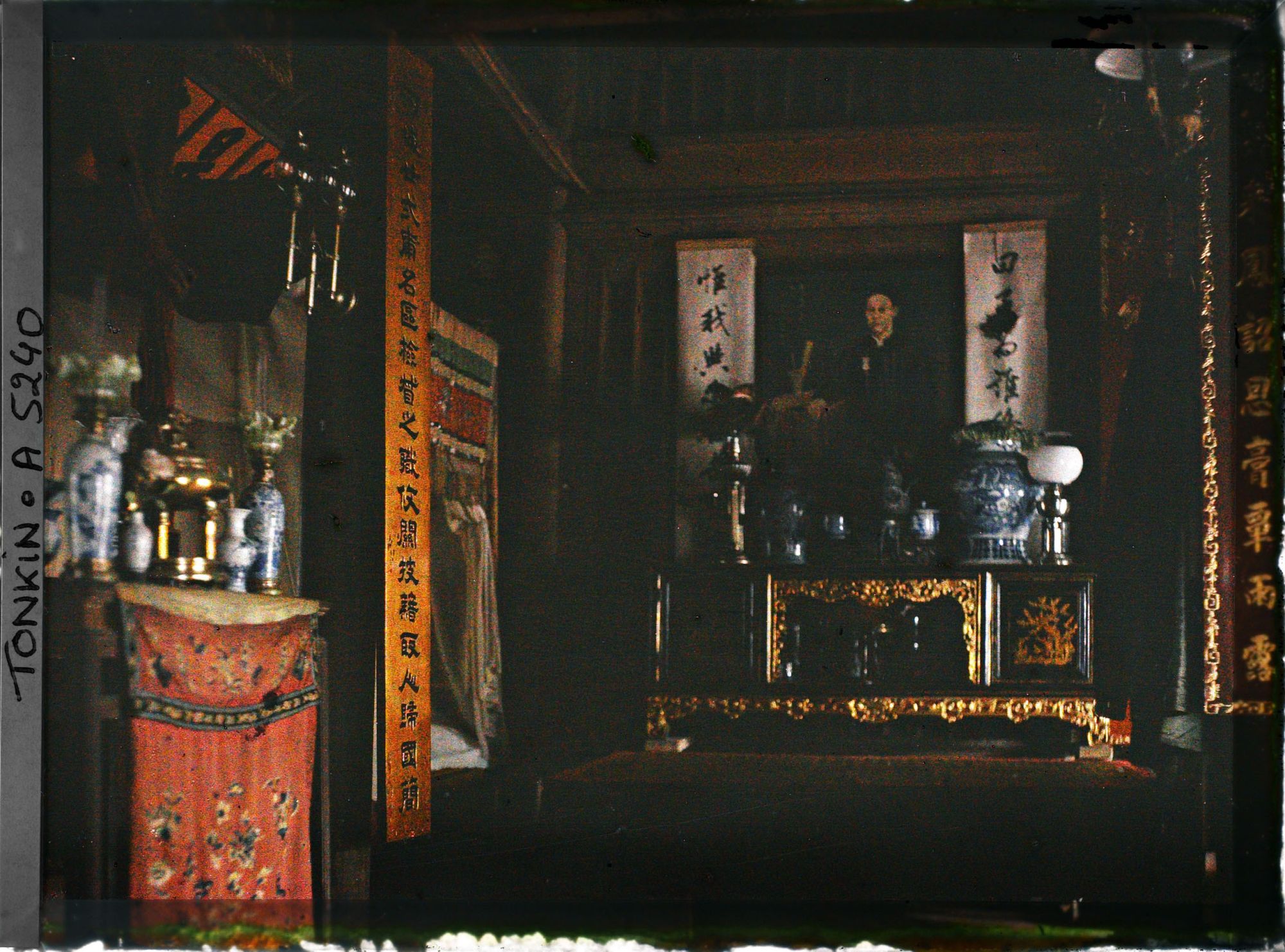 Image représentant Vue prise de l'intérieur d'une maison aisée