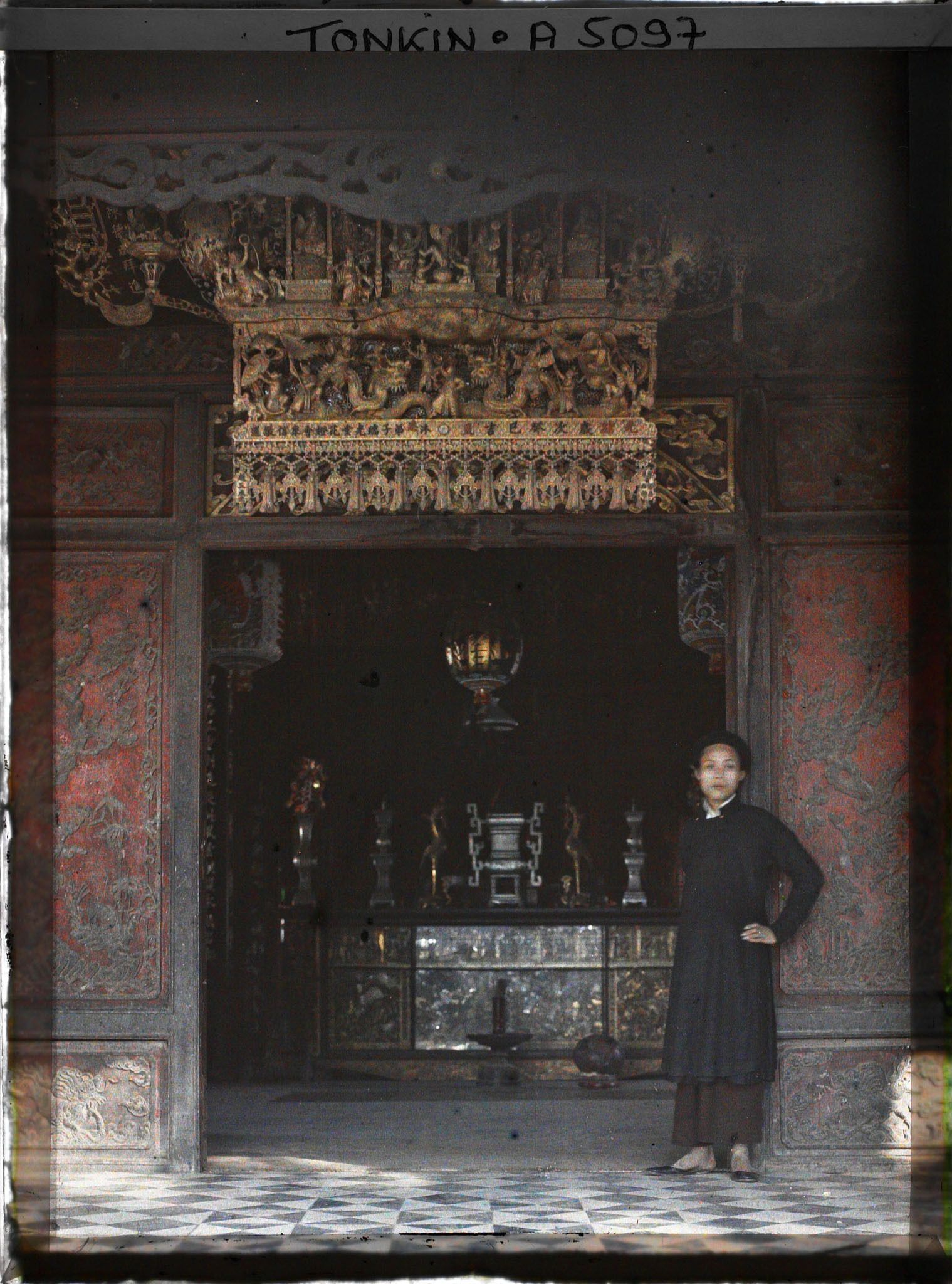 Image représentant Une Annamite devant un autel du temple de Chan-vu (ou Tran-vu) dans le quartier de la Citadelle (le Grand Lac)