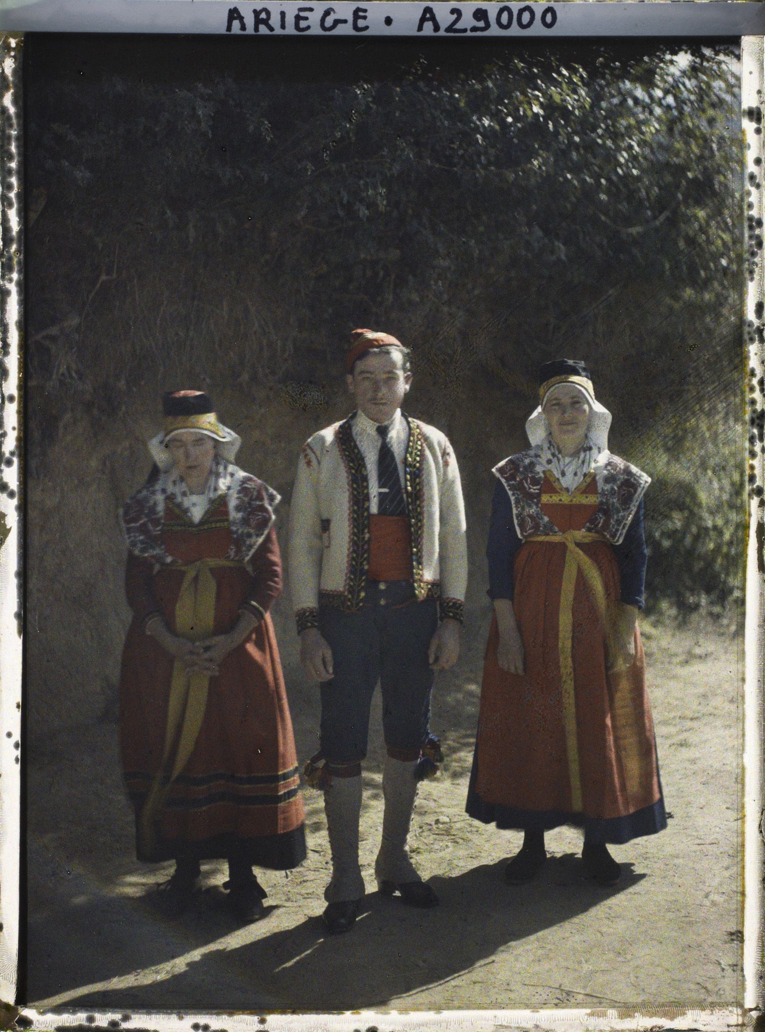 Image représentant Groupe de Bethmalais : deux femmes et un homme, fils du maire de la commune