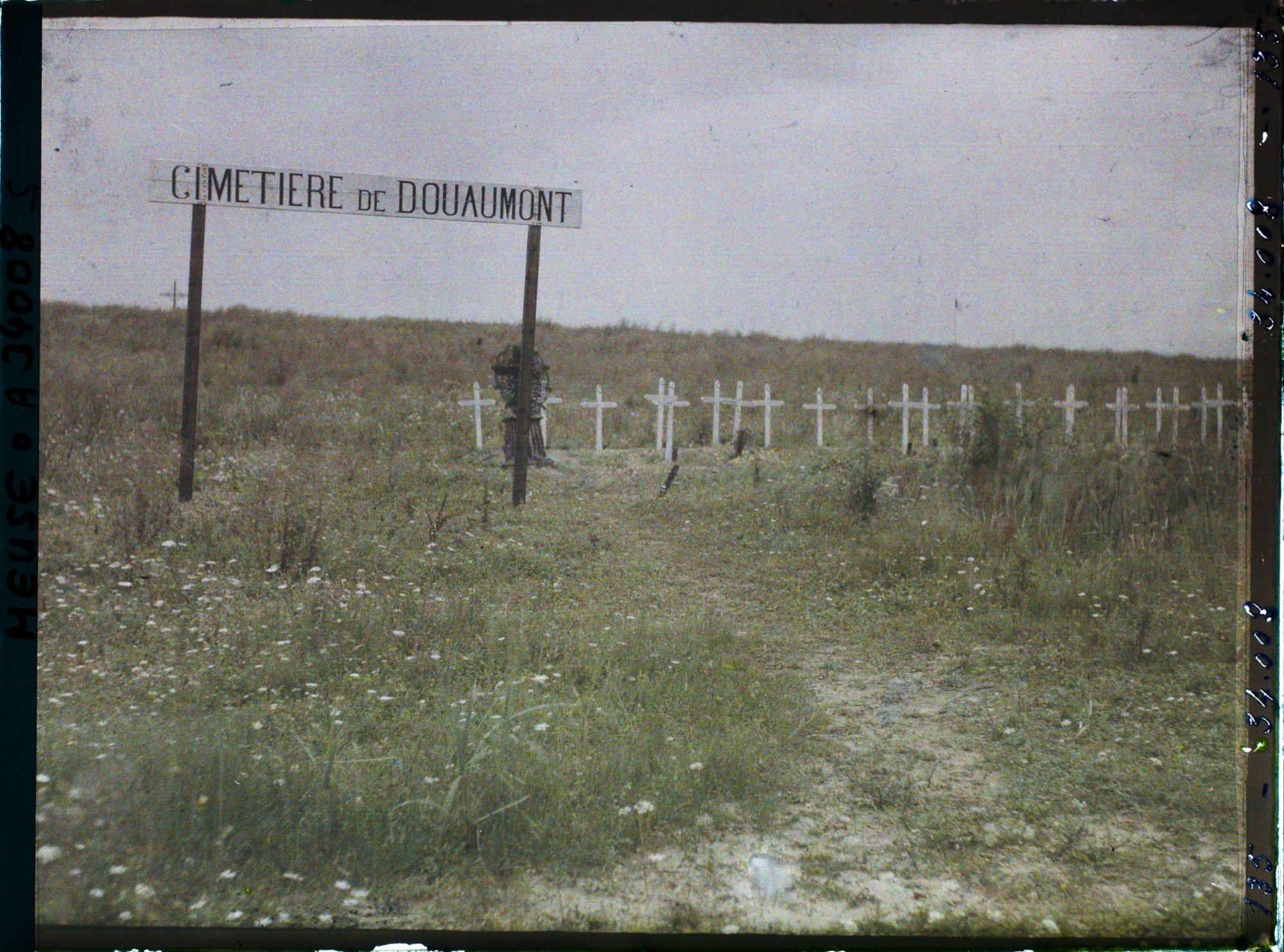 Image représentant France, Douaumont, L'entrée du Cimetière de Douaumont