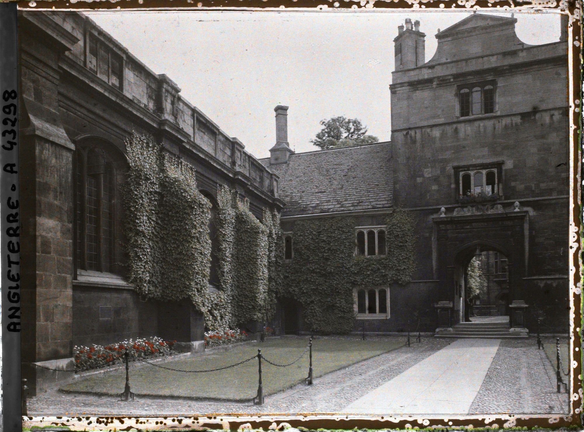 Image représentant Les abords de la chapelle du Caïus College