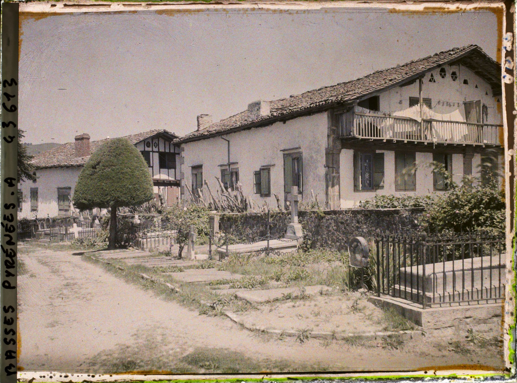 Image représentant France, Sarre, Un coin du Cimetière