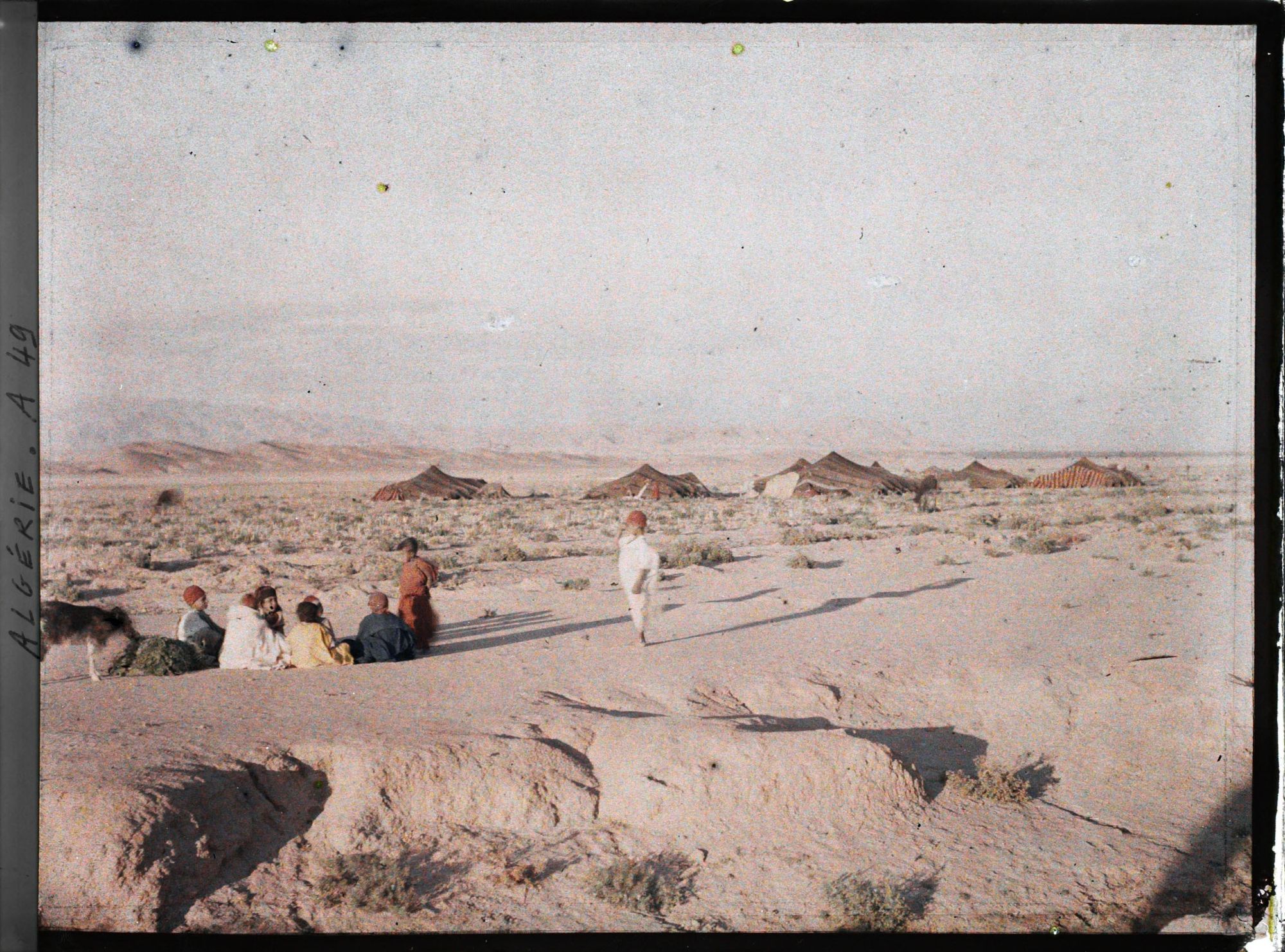 Image représentant Des enfants à proximité d'un campement de nomades