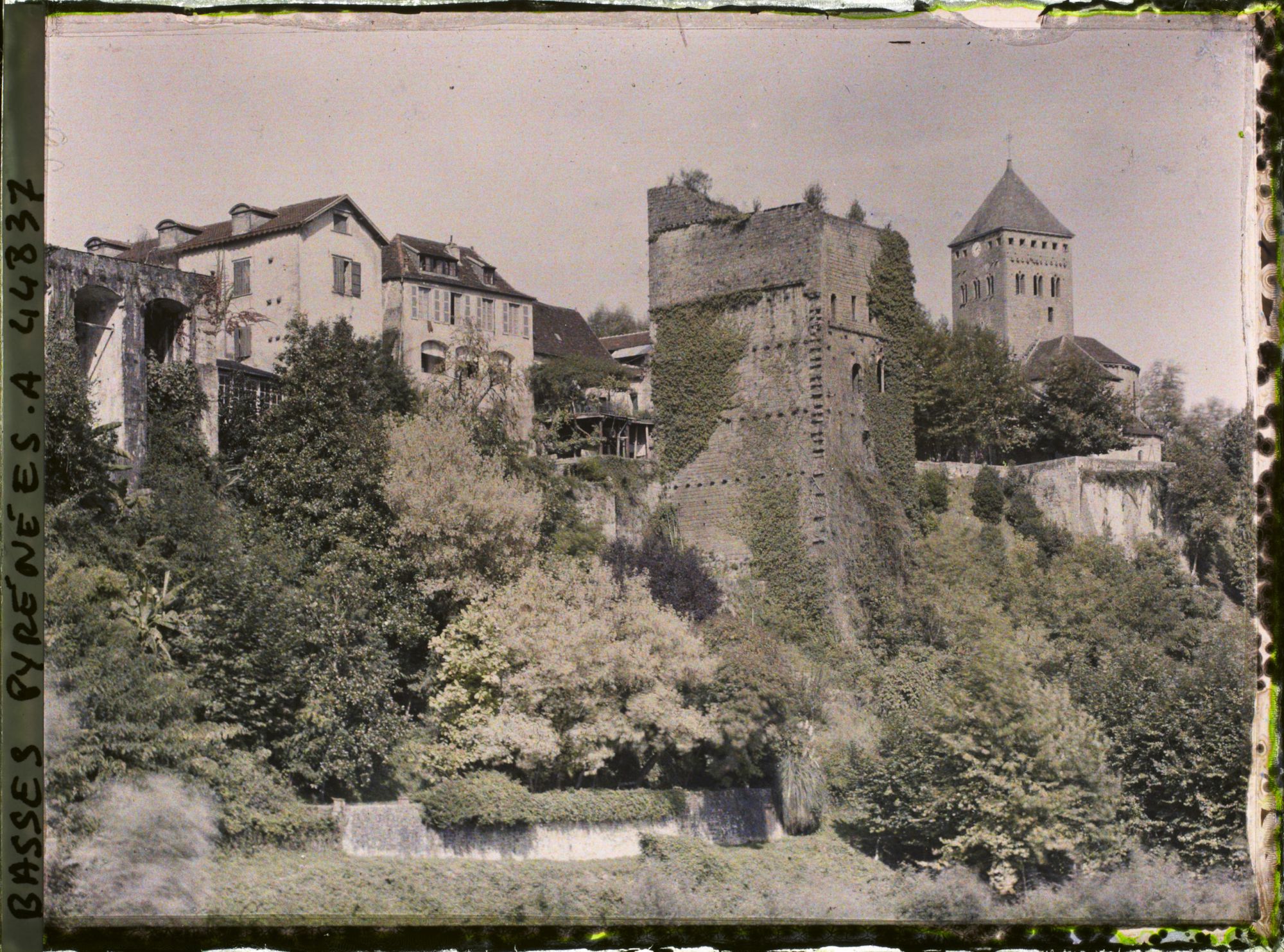 Image représentant France, Sauveterre de Béarn, Sauveterre et son clocher, vus du vieux Pont