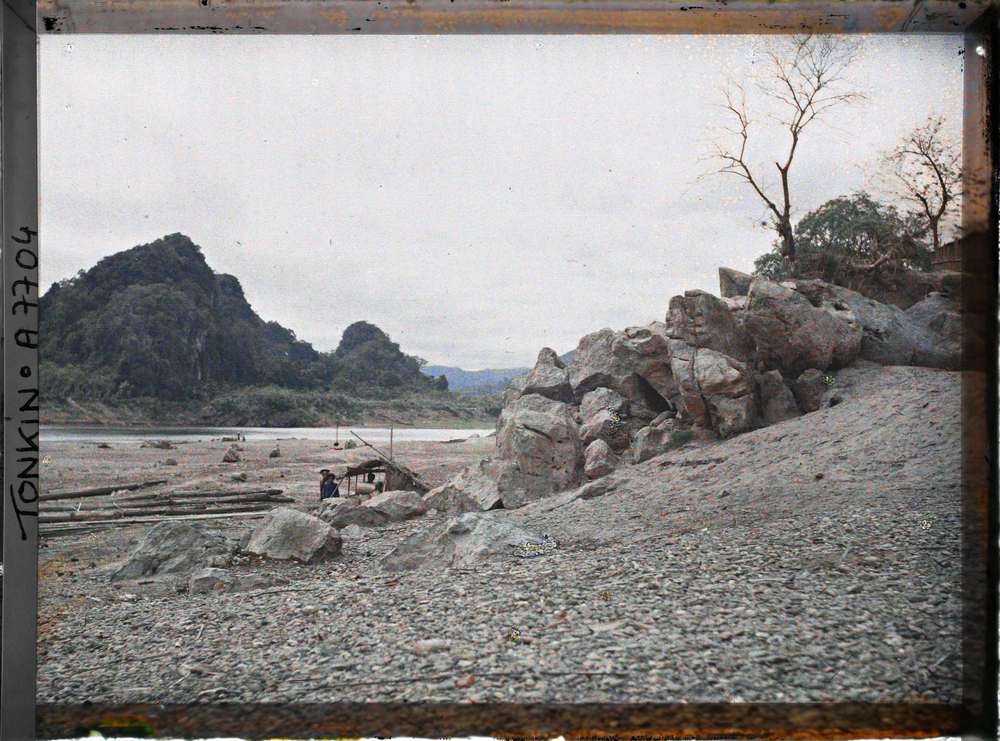 Image représentant Les derniers rochers du barrage naturel de rivière Noire, vue vers l'amont, en direction de Su-yut