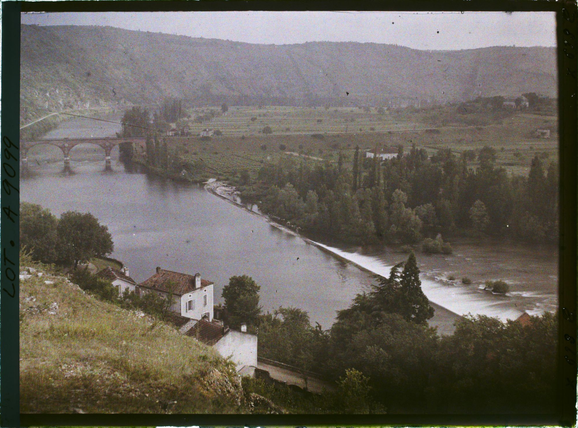 Image représentant France, Luzech, Le pont rouge de l'amont et le barrage du Lot.