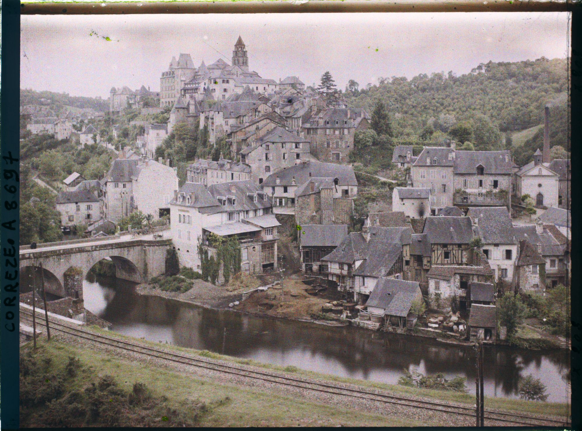 Image représentant Vue sur la ville et la Vezère prise du Faubourg Sainte-Eulalie