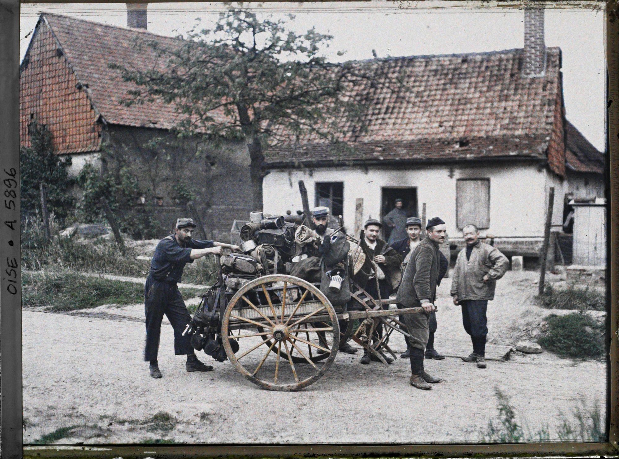 Image représentant Les poilus du 98e déménagent d'une maison marmitée des Loges