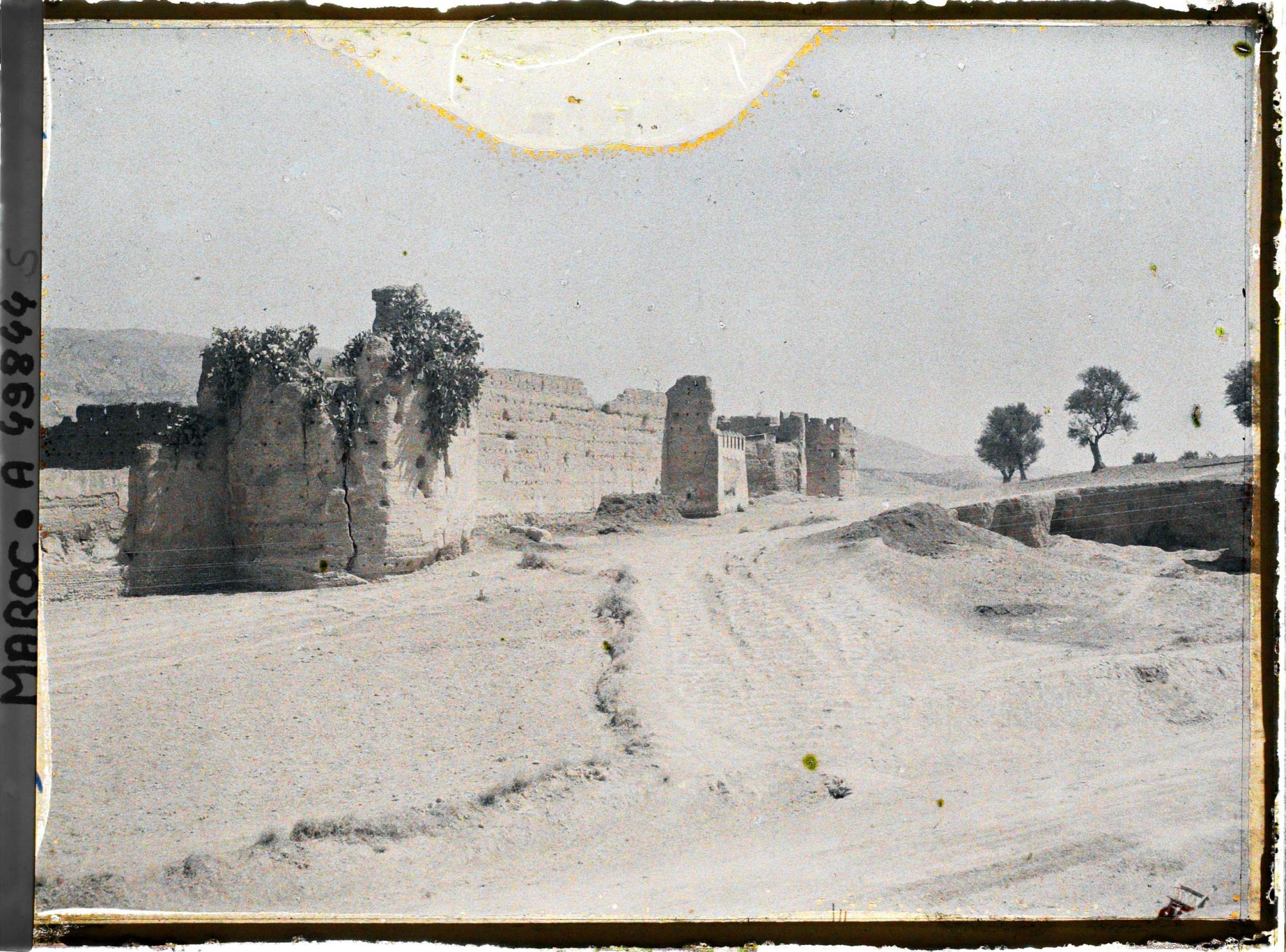 Image représentant Le Tamdert, vue prise de l'extérieur de la ville