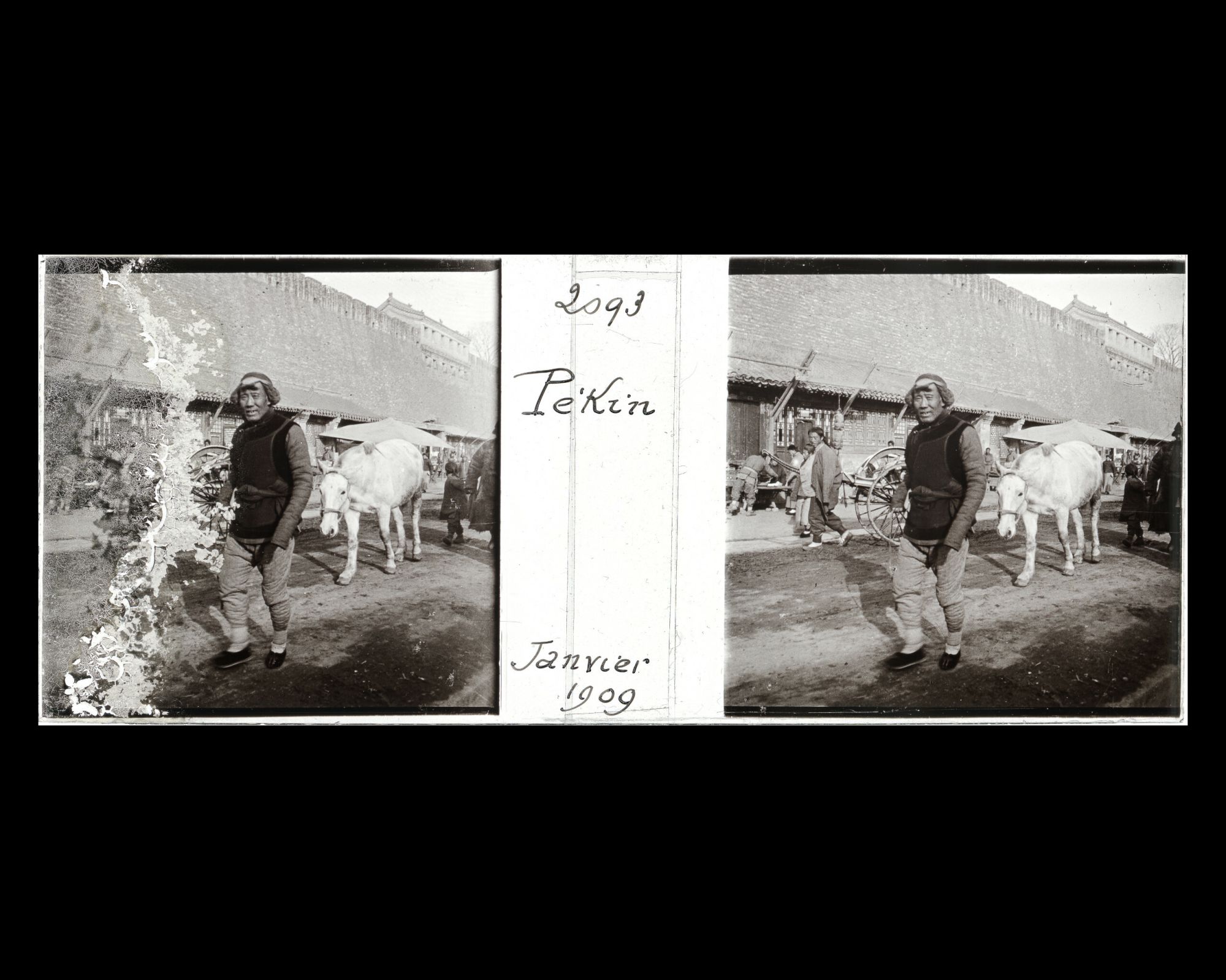 Image représentant Scène de rue sous les murs du bastion (wengcheng) de Xizhimen ("porte Droite de l'Ouest")