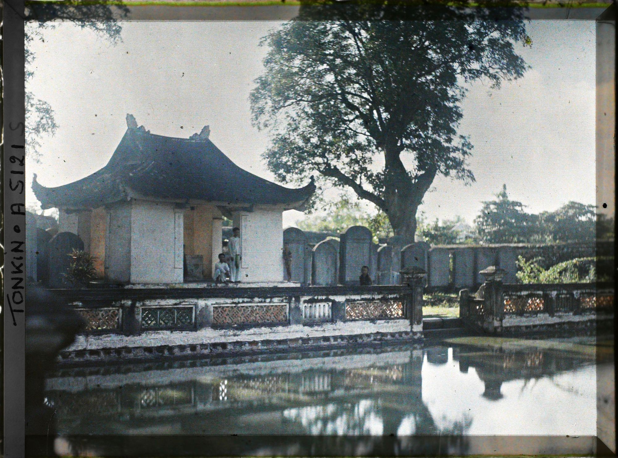 Image représentant Le bassin Thien-quang-tinh (" Puits où se reflète l'éclat pur du ciel "), dans la troisième cour du temple confucéen de la " Culture littéraire ", dans le quartier de la Citadelle (route de Sinh-tu)
