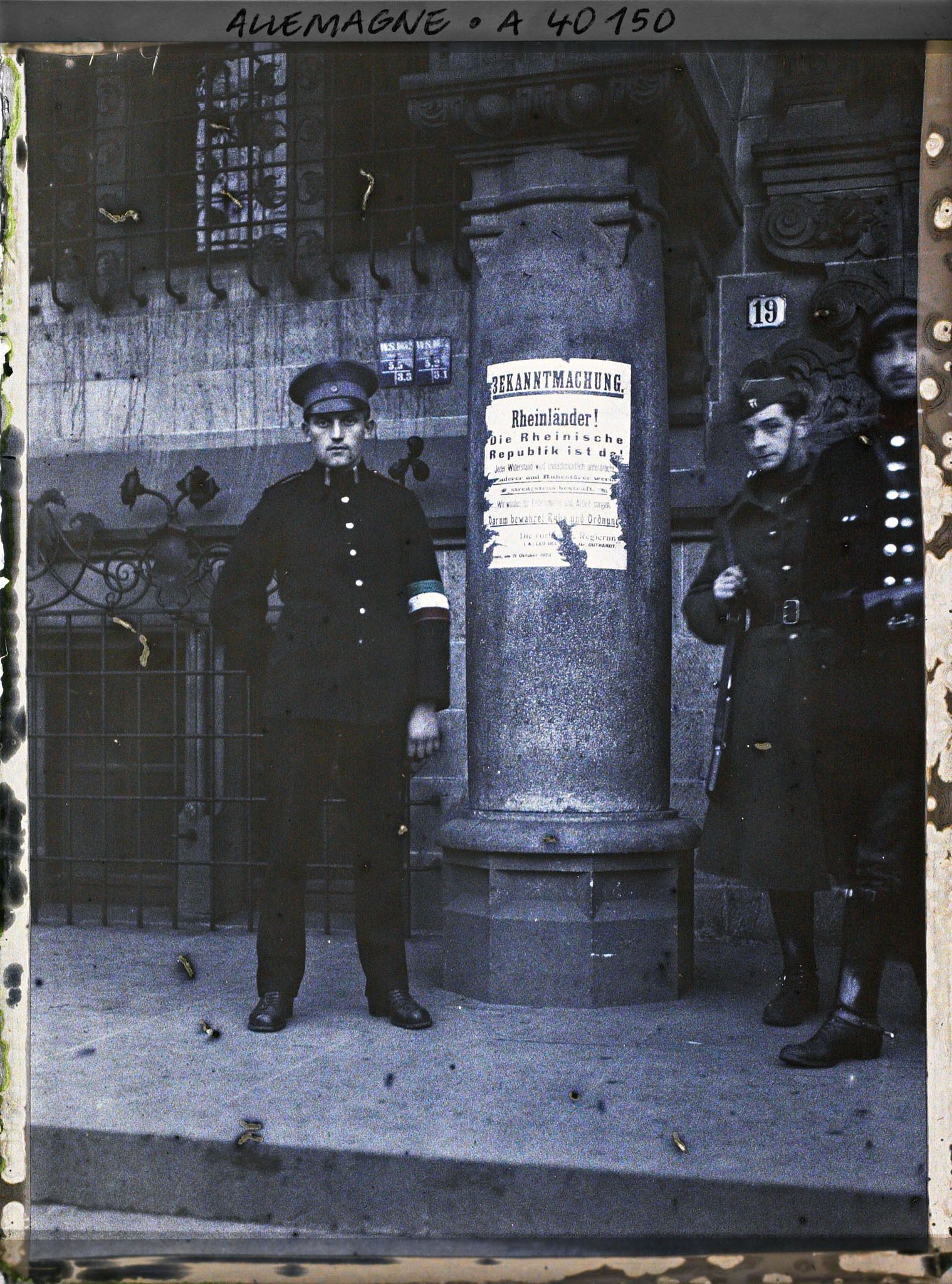 Image représentant Prusse, Duisbourg, Policier avec son brassard de la nouvelle République