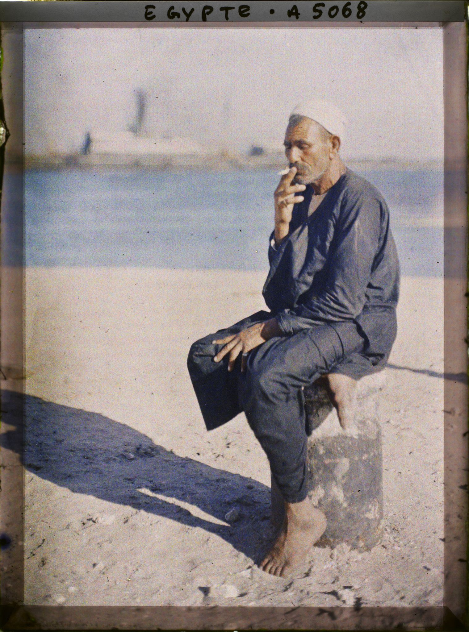 Image représentant Canotier fumant sur le quai du port