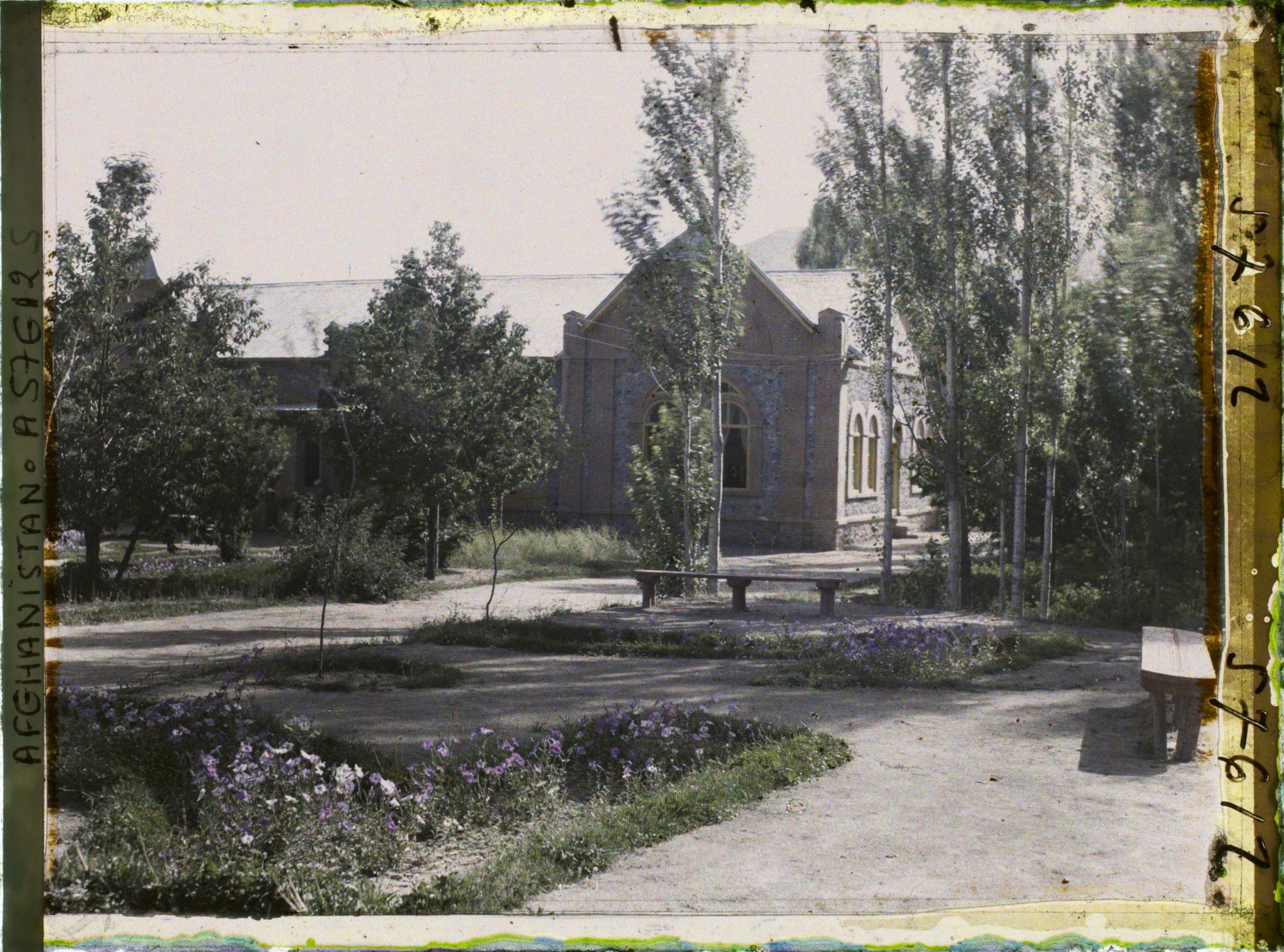 Image représentant L'hôpital, ancien palais d'été du roi Habibullâh (1901-1919) transformé en hôpital et sanatorium par son fils Amânullâh