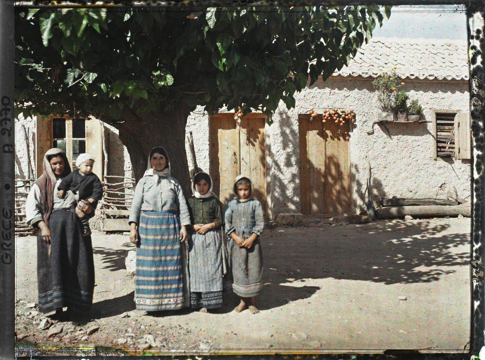 Image représentant Deux villageoises (d'origine albanaise) et trois enfants dans une rue ou une cour de ferme