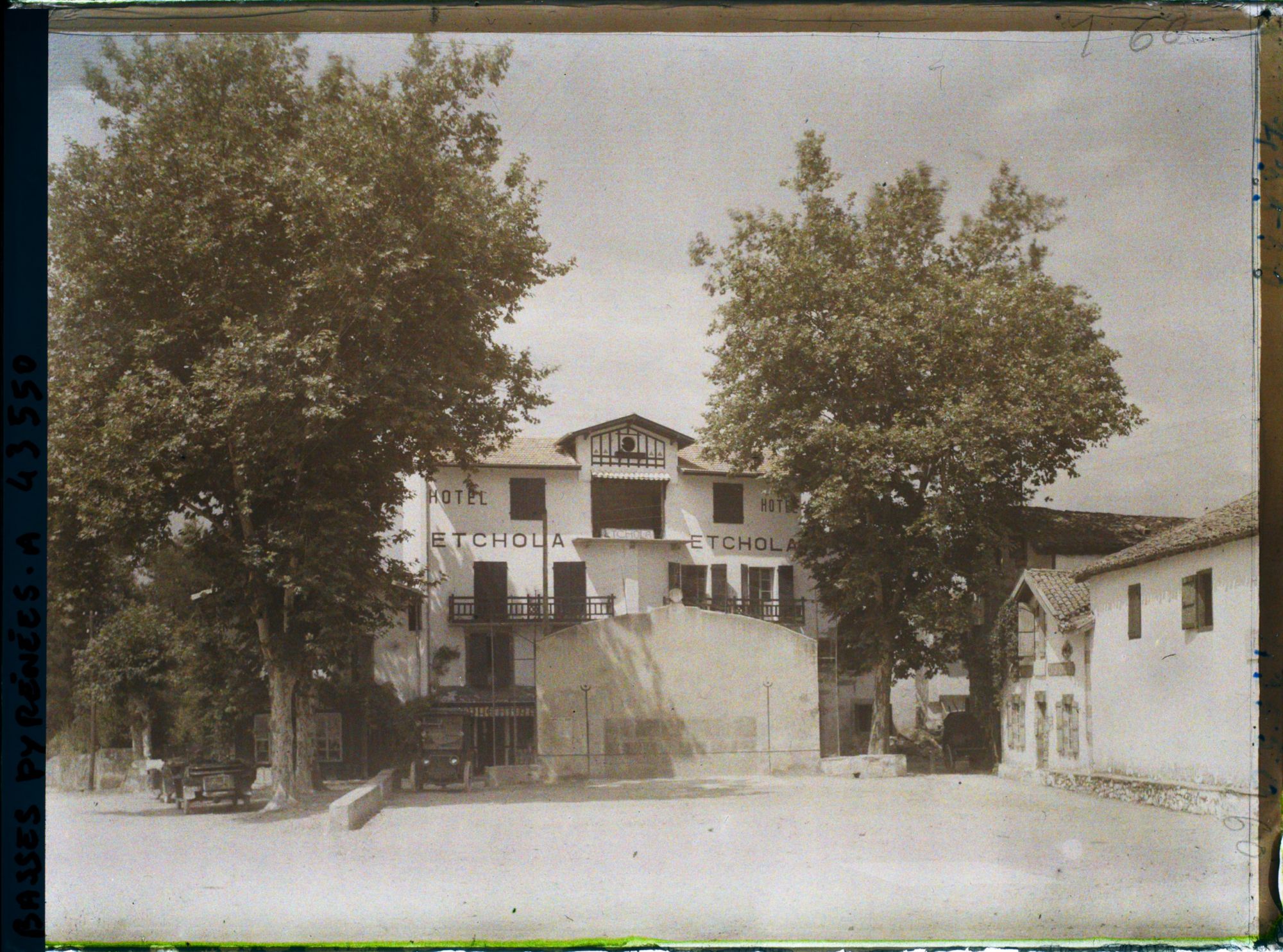 Image représentant France, Ascain, Sur la place, le fronton du jeu de pelote