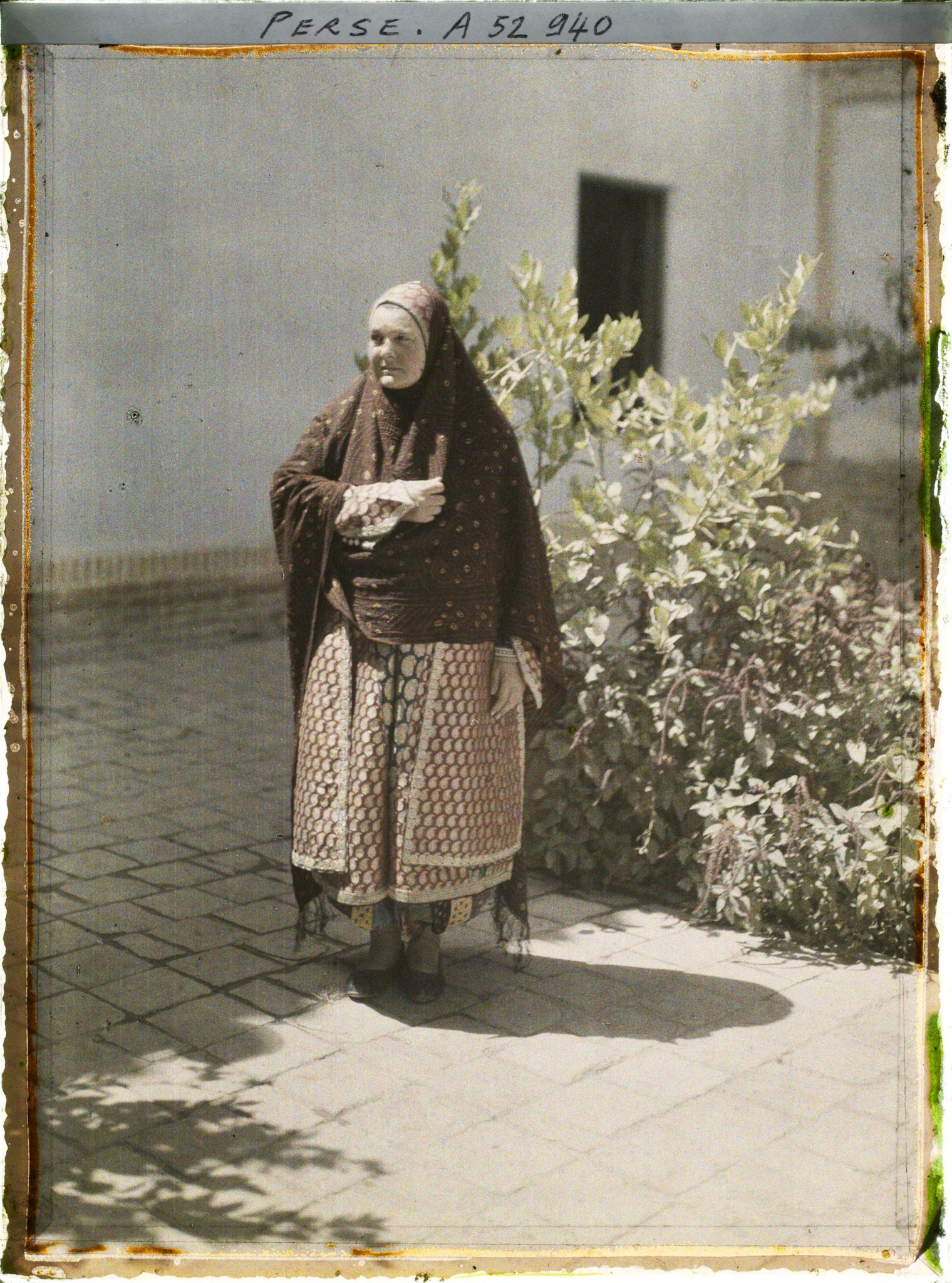 Image représentant Femme guèbre en costume traditionnel