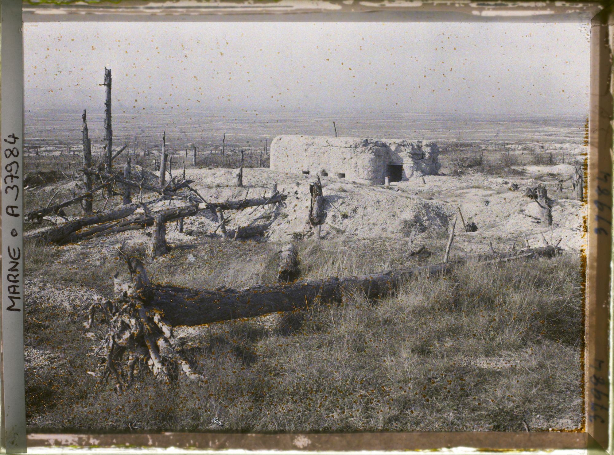 Image représentant France, Mont Cornillet, Pente Sud ; Blockhaus de mitrailleuses Allemand et vue vers la Vallée de la Marne