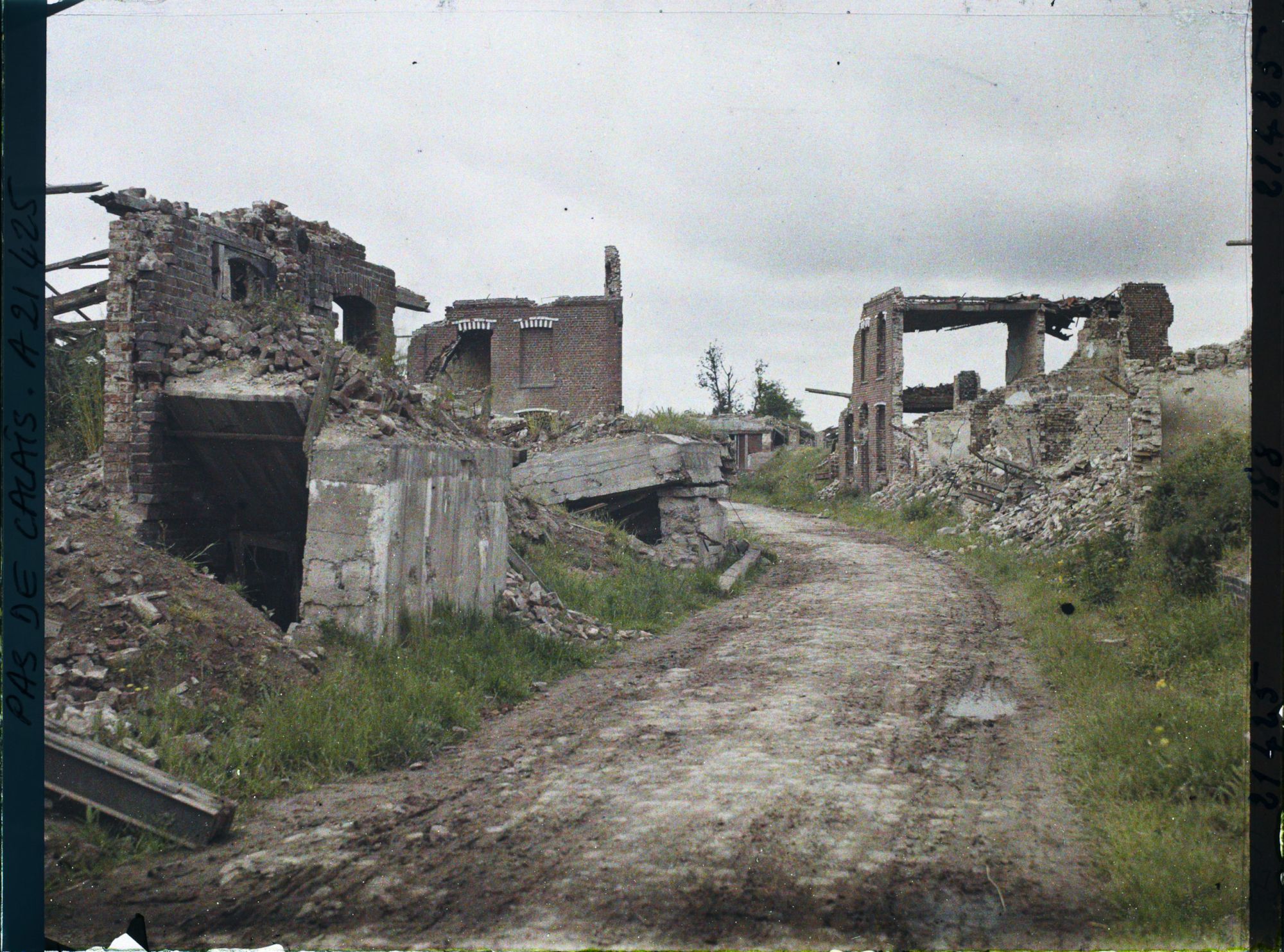 Image représentant France, Haisnes, Abris boches et une rue