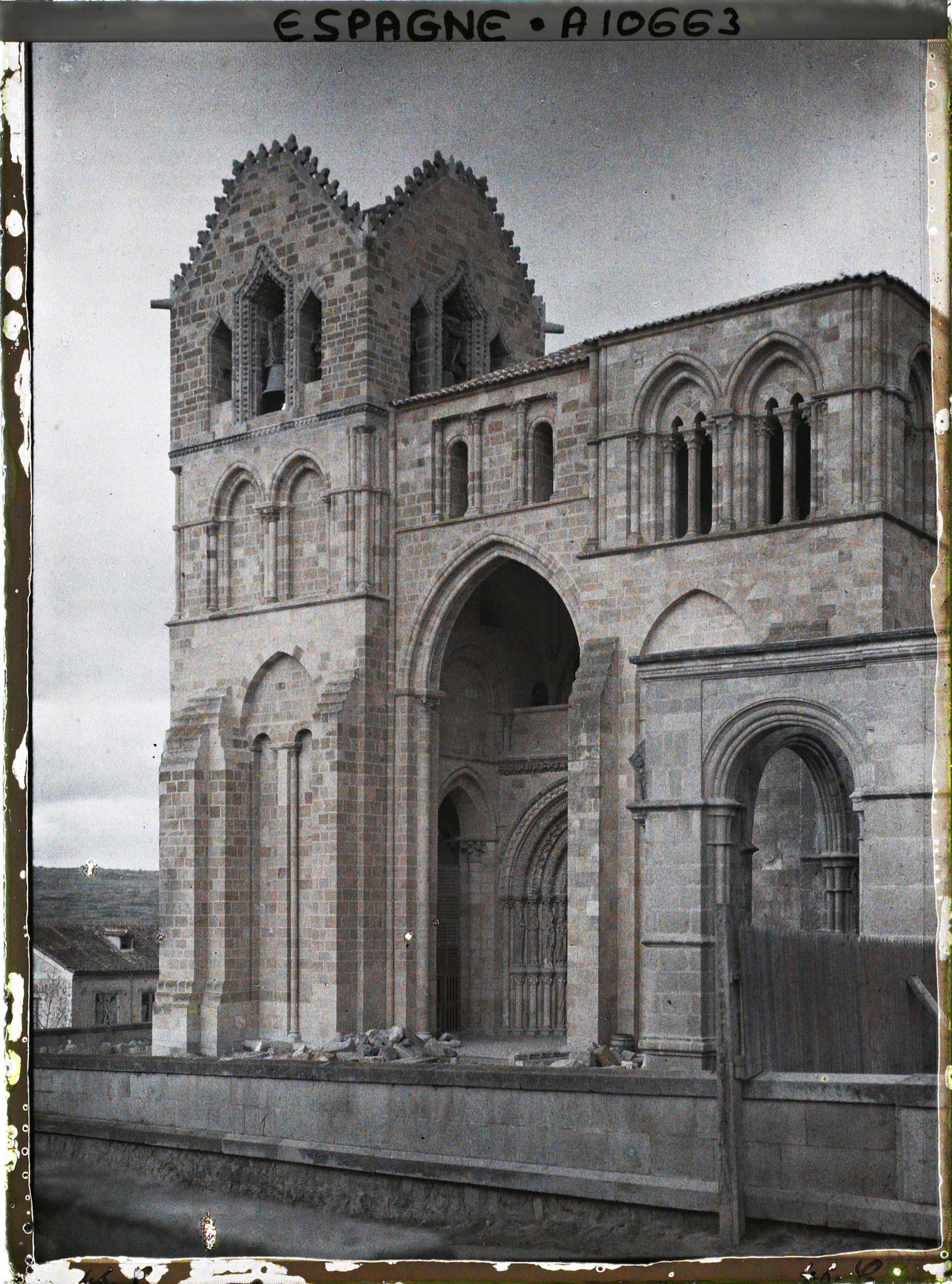 Image représentant Espagne, Avila, S. Vicente vu de plus près avec le porche roman (la façade)