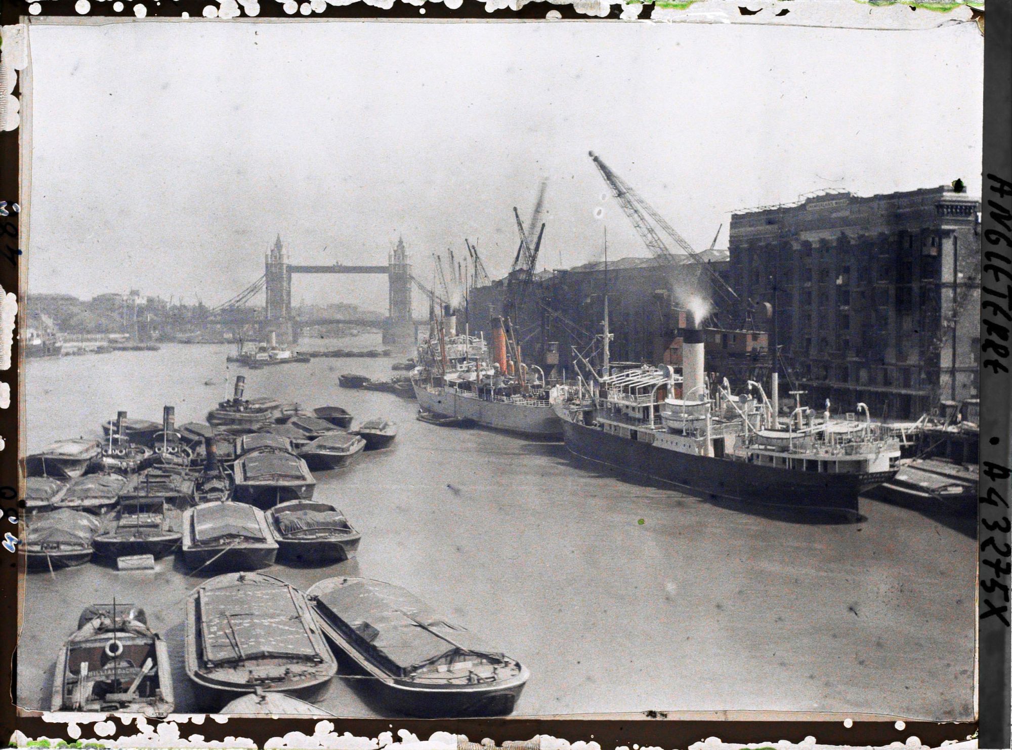 Image représentant Les docks vus du pont de Londres, au fond le Tower Bridge
