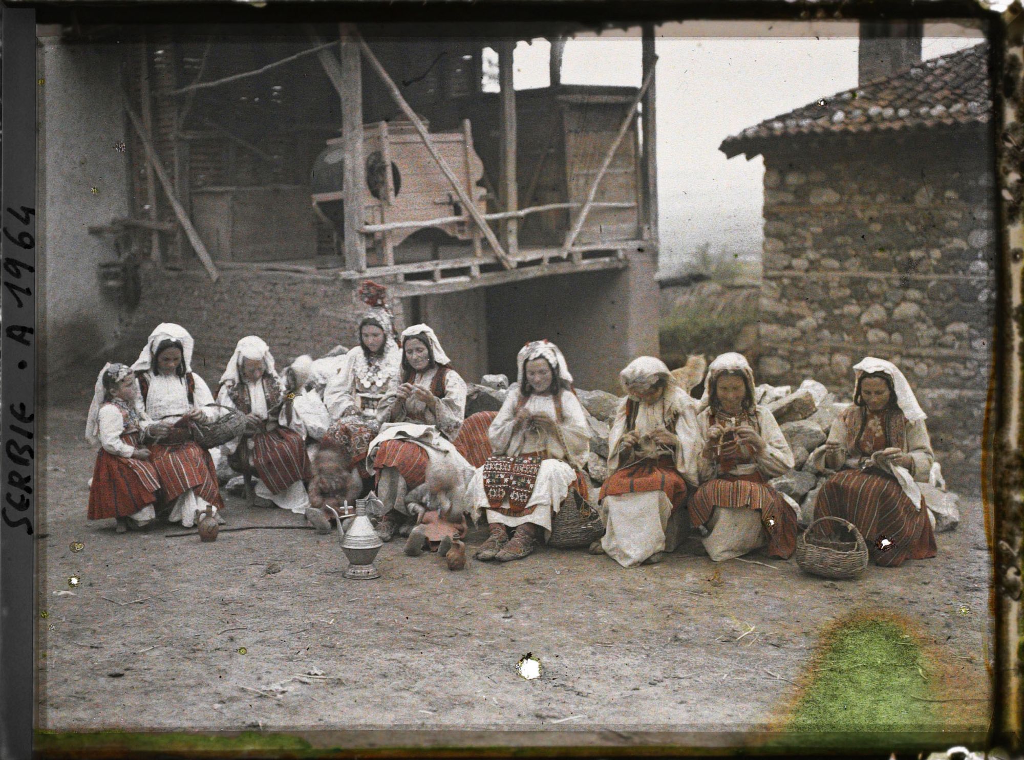 Image représentant Femmes serbes en costume de fête