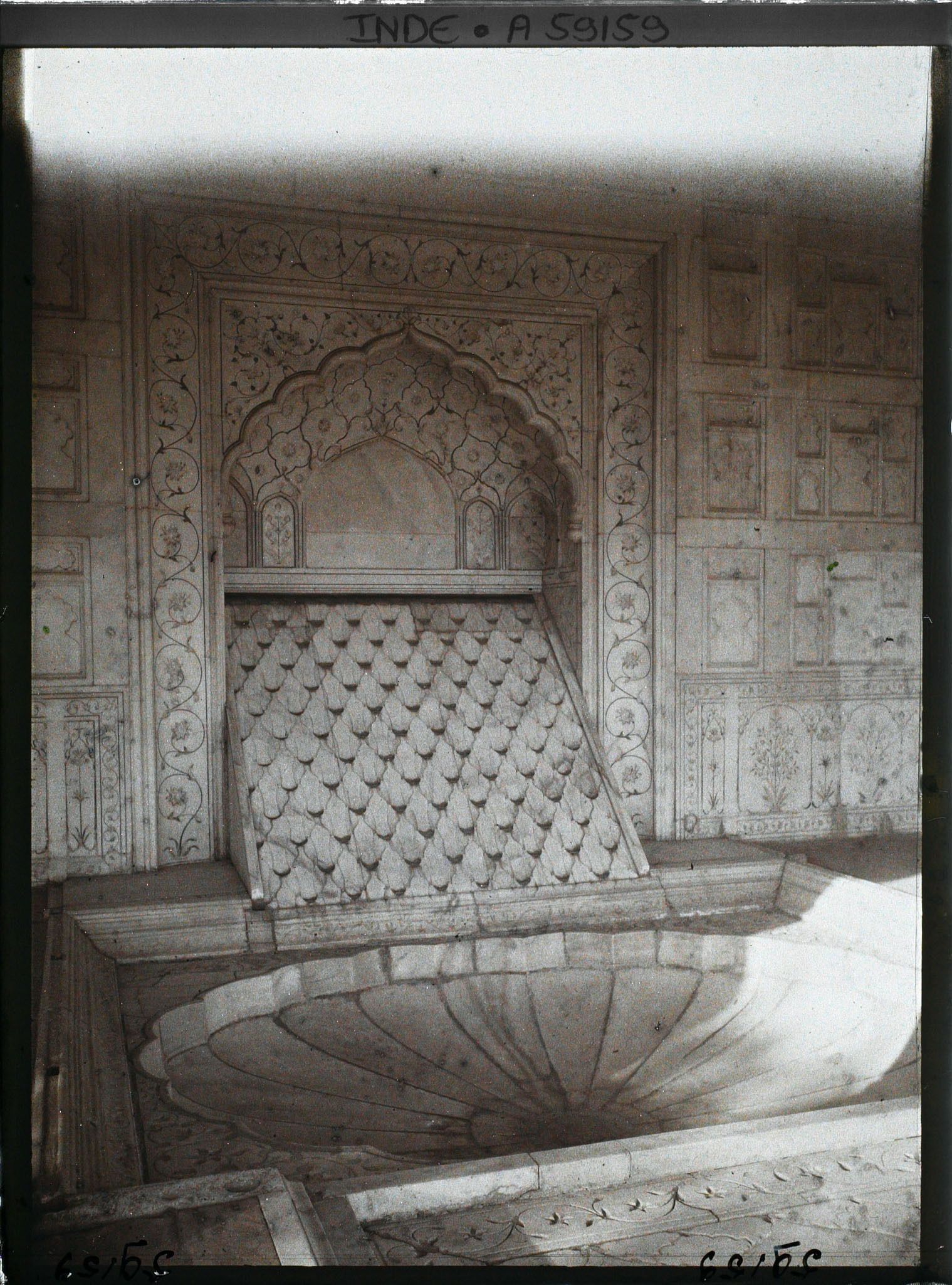 Image représentant Fontaine dans le pavillon de marbre près de la tour de l'Empereur (Shah Burj) dans le fort Rouge (Lal Qila)
