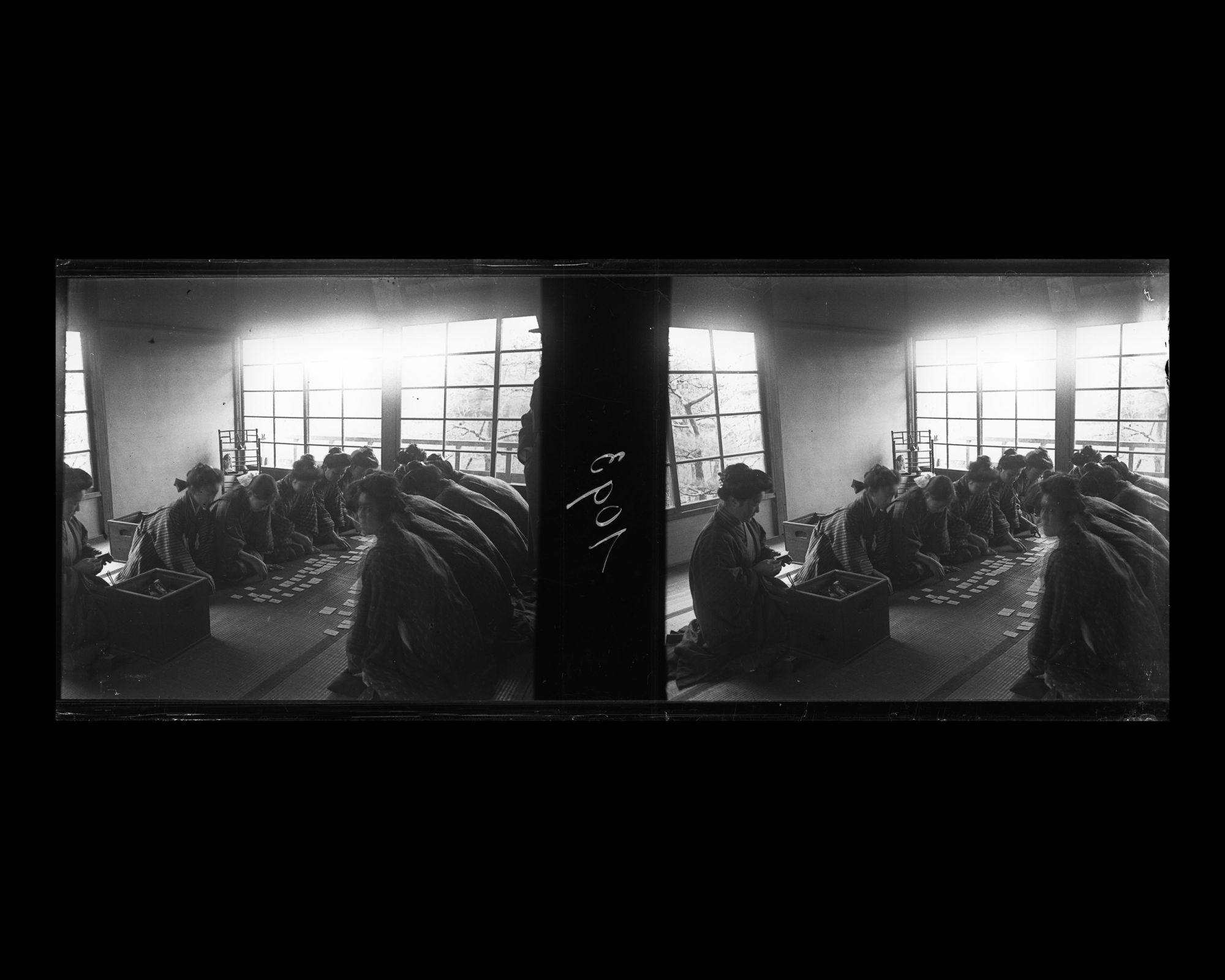 Image représentant Etudiantes de l'université des jeunes filles jouant à des jeux de cartes traditionnels