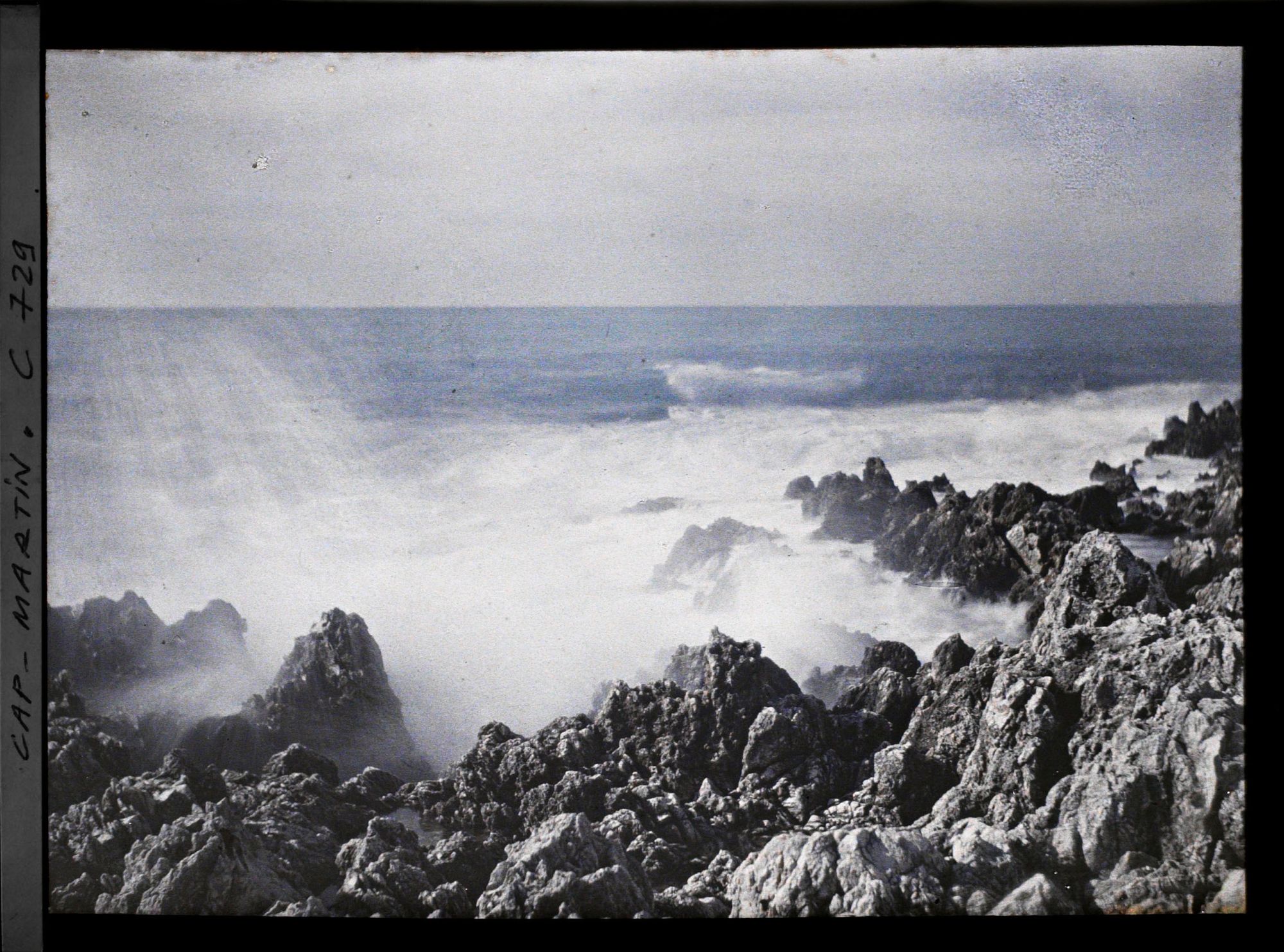Image représentant Vagues se brisant sur les rochers, vus non loin de la villa Kahn, légèrement vers l'ouest