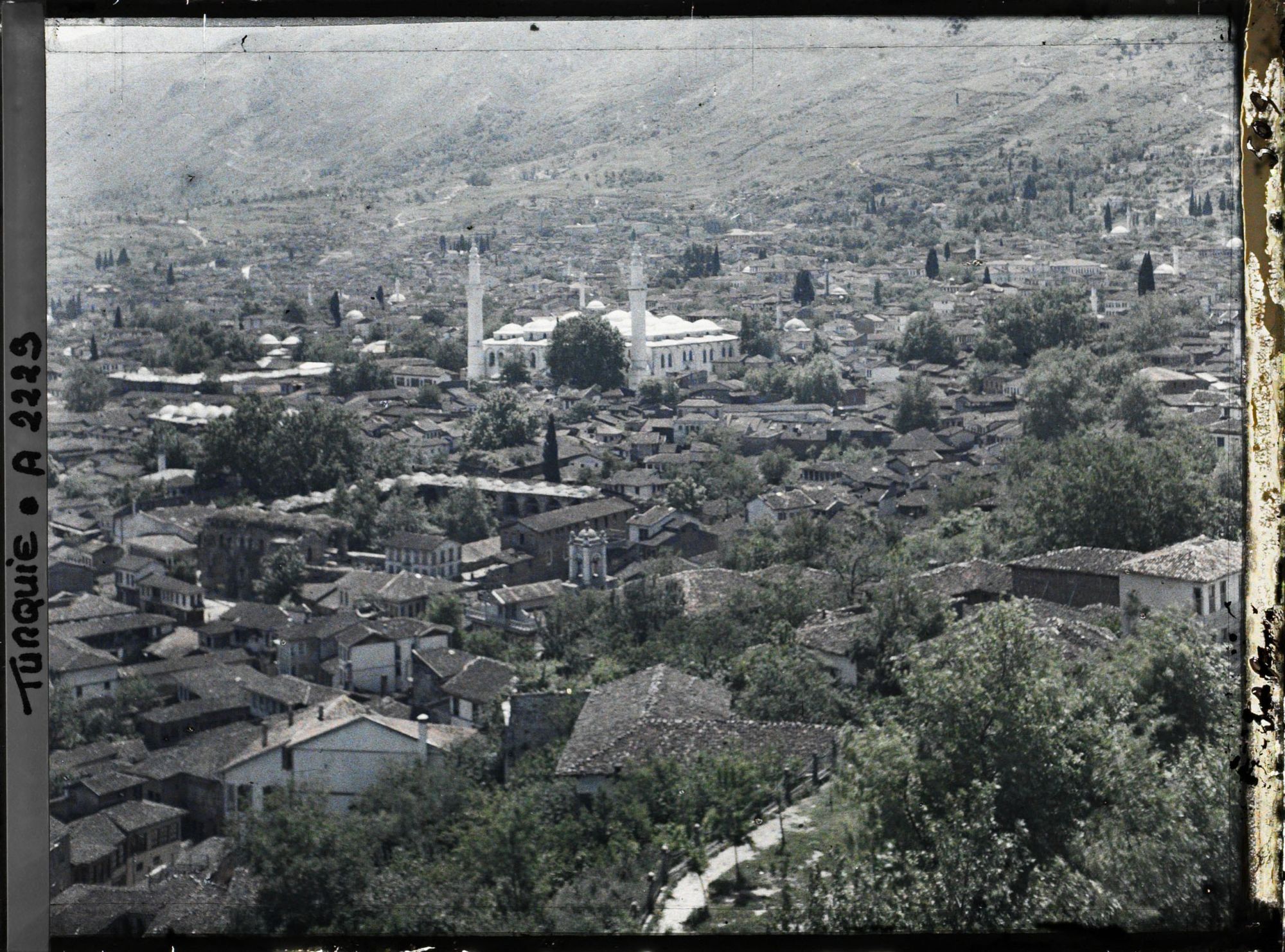 Image représentant Vue prise depuis la tour de l'Horloge vers l'Ulu Camii (la Grande Mosquée) avec sa vingtaine de coupoles