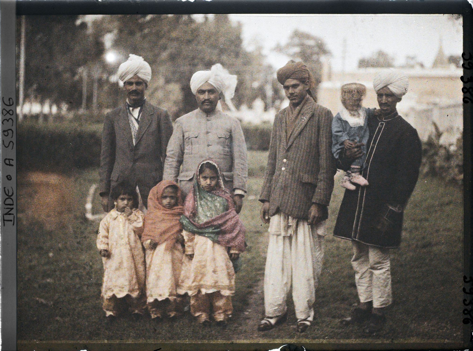 Image représentant Groupe d'hommes et d'enfants