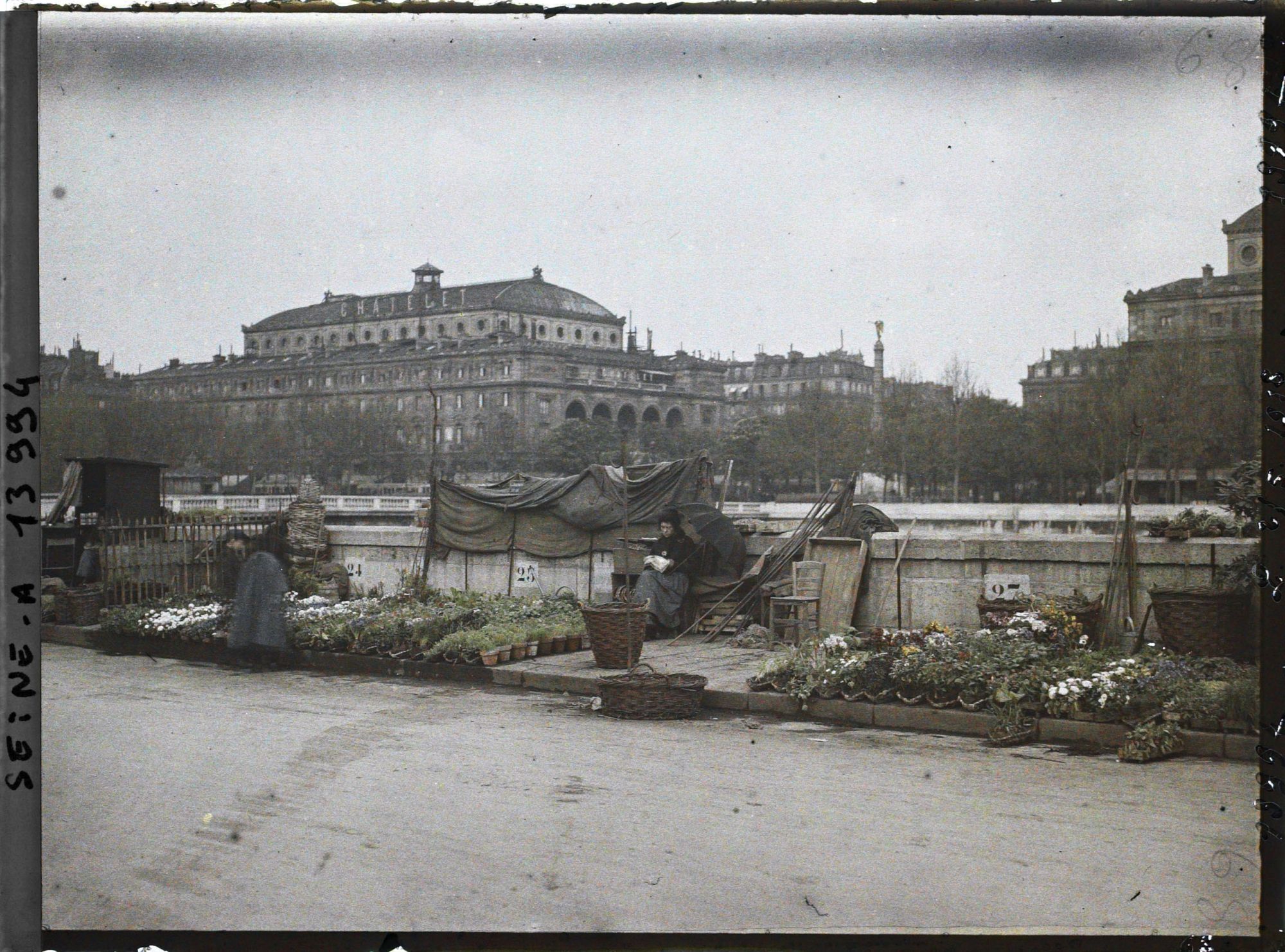 Image représentant Le marché aux fleurs de la place Louis-Lépine sur l'île de la Cité, quai de la Corse