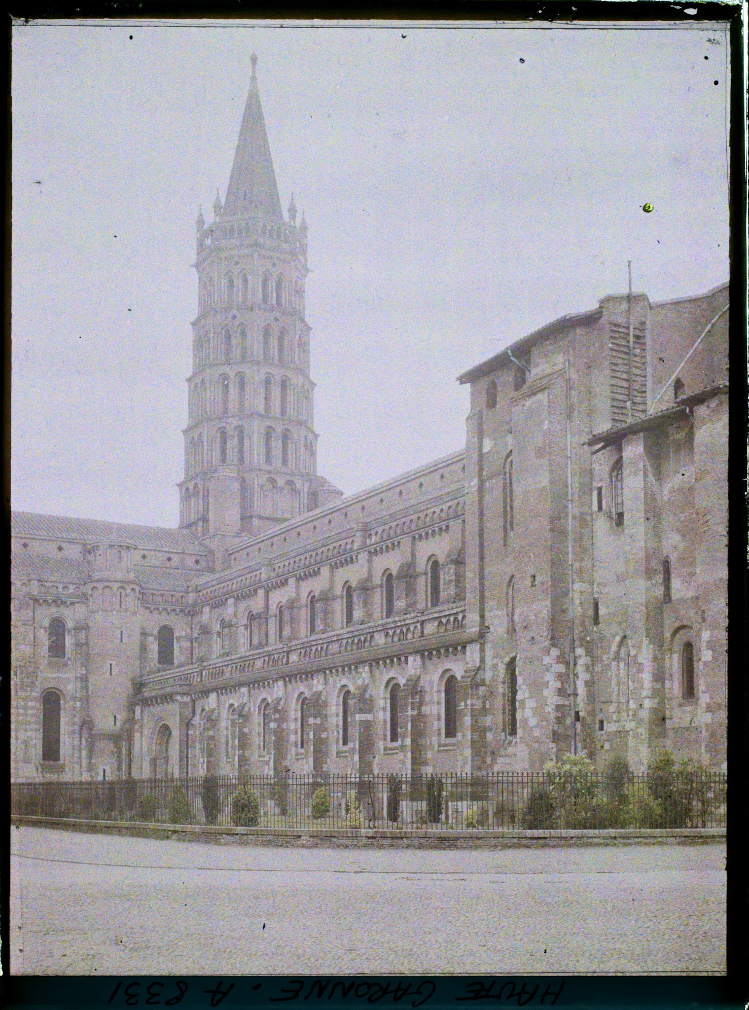 Image représentant La basilique Saint-Sernin, vue de la place Saint-Sernin