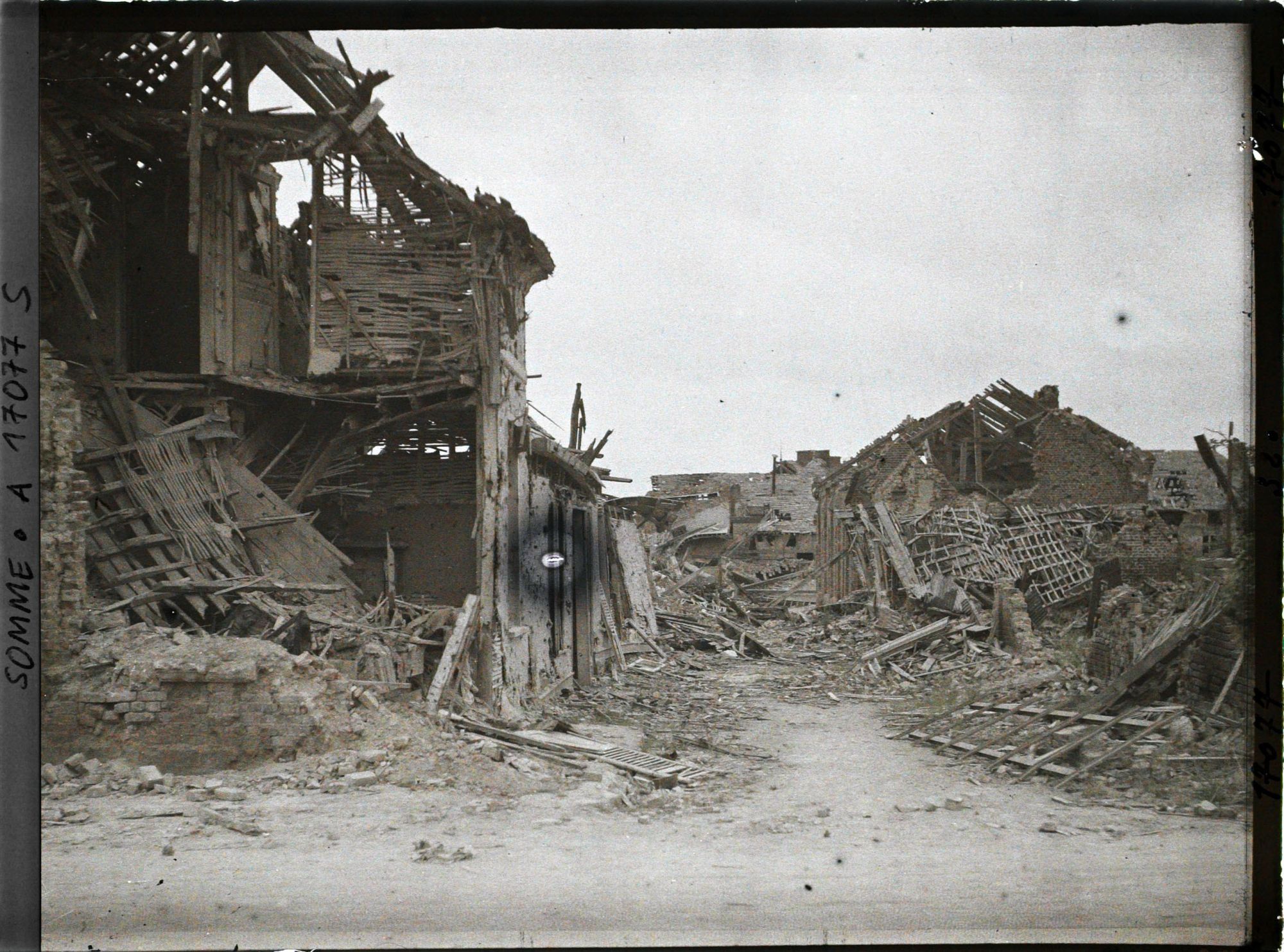 Image représentant France, Villers -Bretonneux, Petite rue près de l'Eglise