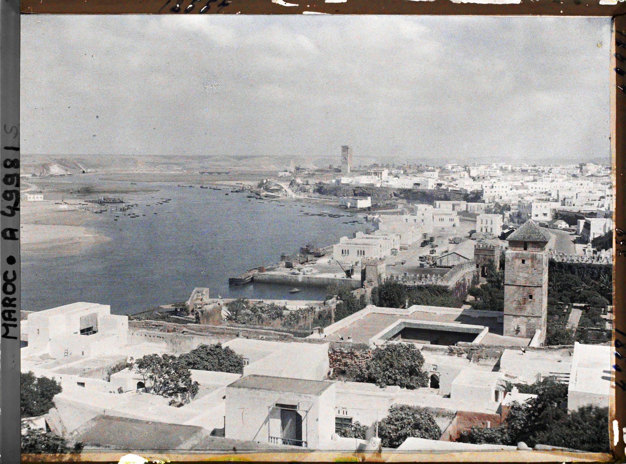 Image représentant Panorama sur les terrasses de la casbah des Oudaïa et l'estuaire du fleuve Bou Regreg : au fond, la tour Hassan