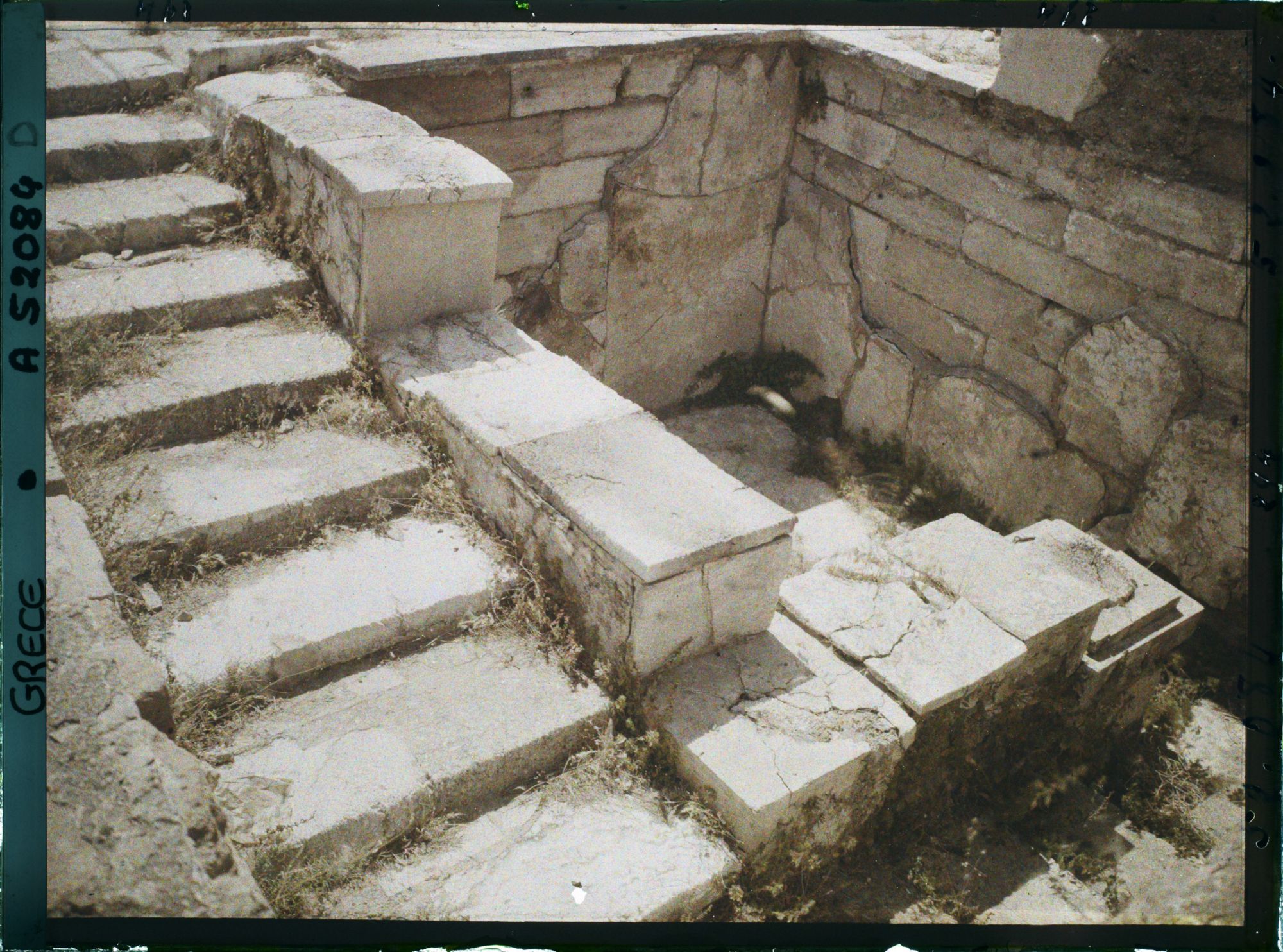 Image représentant Une installation sanitaire ("bain") du Megarons (appartements) de la Reine, dans l'aile orientale du Palais