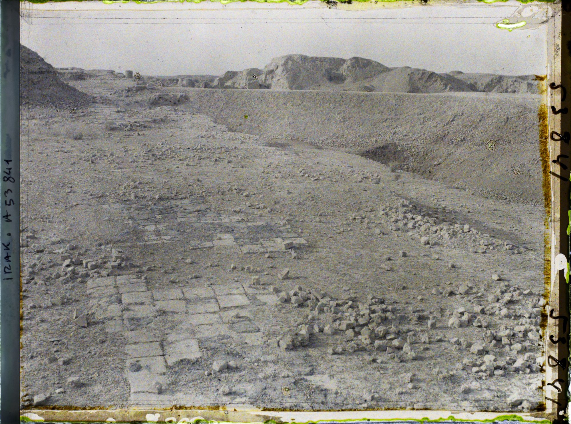 Image représentant La voie processionnelle ou voie sacrée, ouverte par la porte d'Ishtar (VIe siècle avant J.-C.)