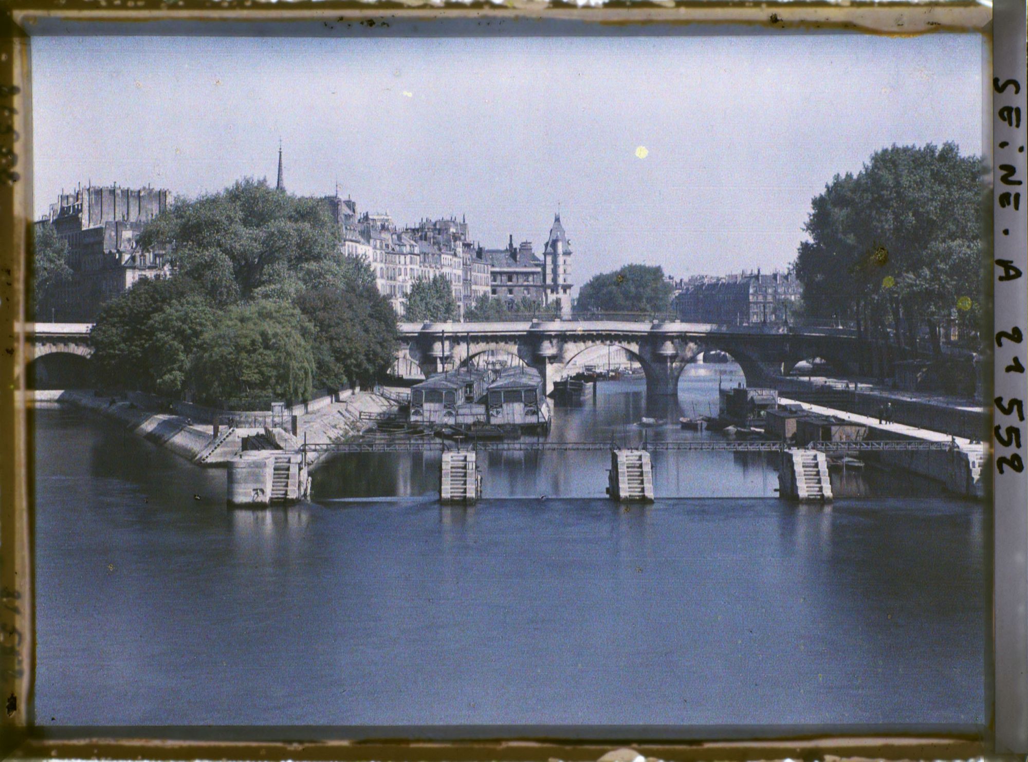 Image représentant Le barrage-écluse de la Monnaie, le Pont-Neuf et l'île de la Cité