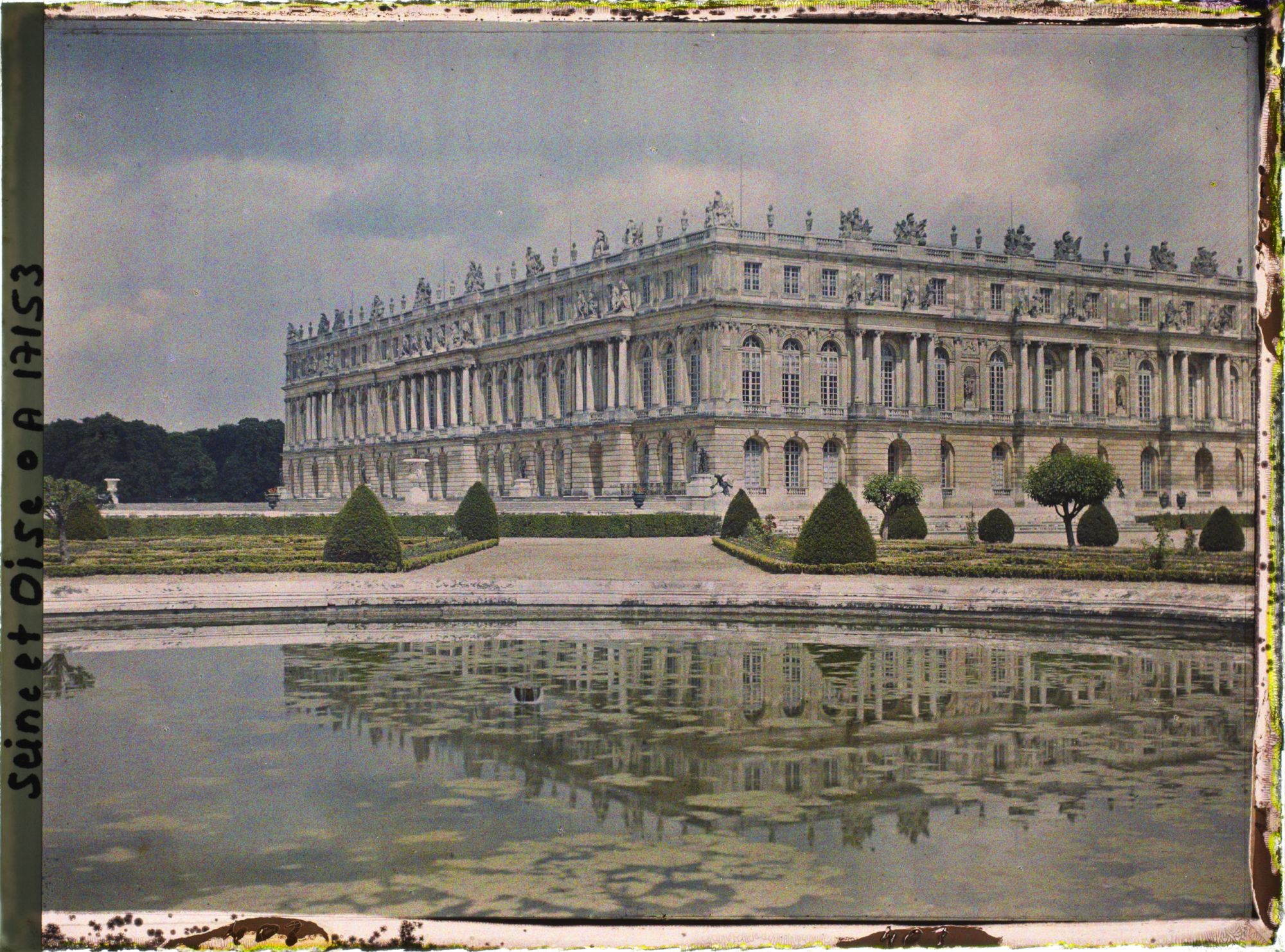 Image représentant Le parterre du midi et le corps central du château