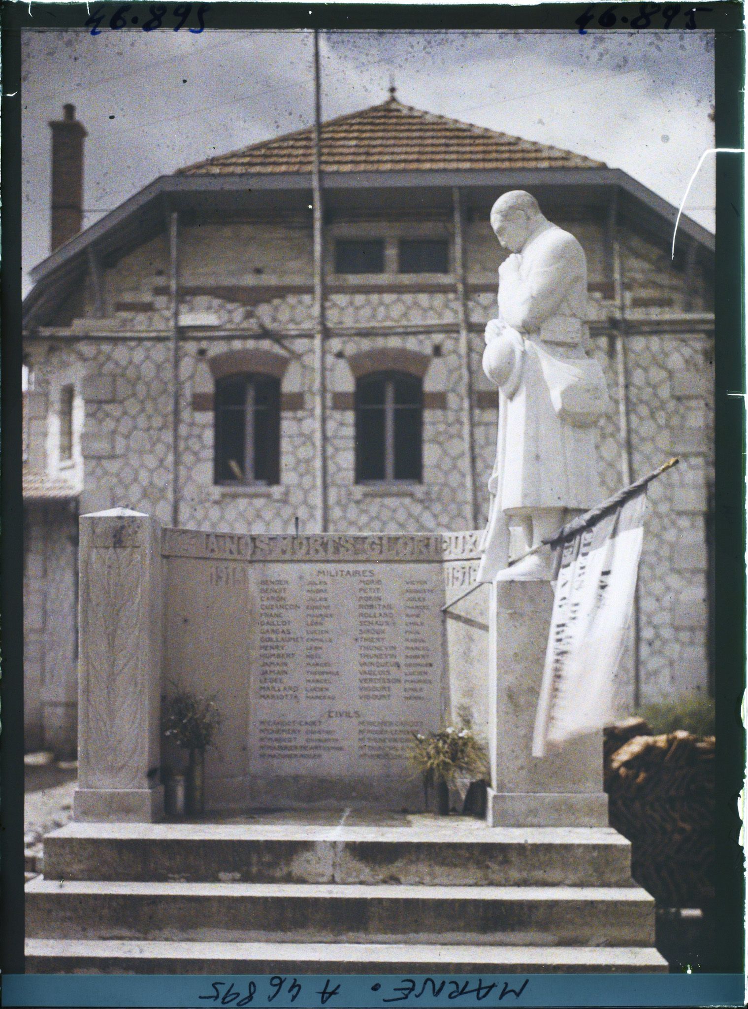 Image représentant France, Vienne le Château Marne (475 h.), Le Monument aux Morts