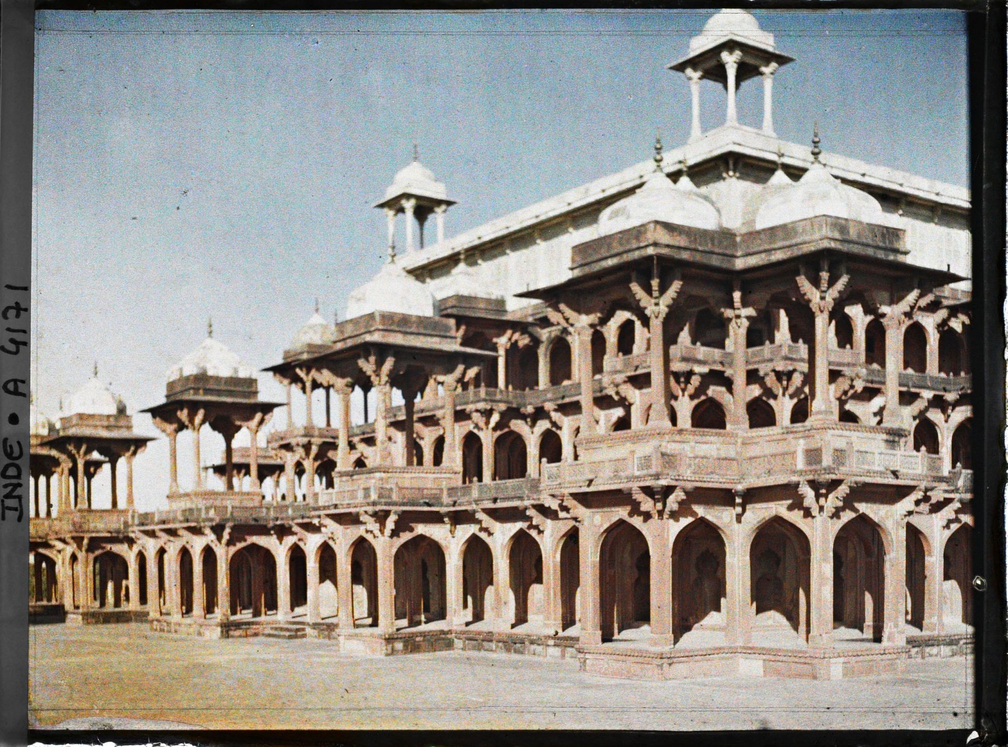 Image représentant Le mausolée pyramidal de l'empereur Akbar (règne 1556-1605).