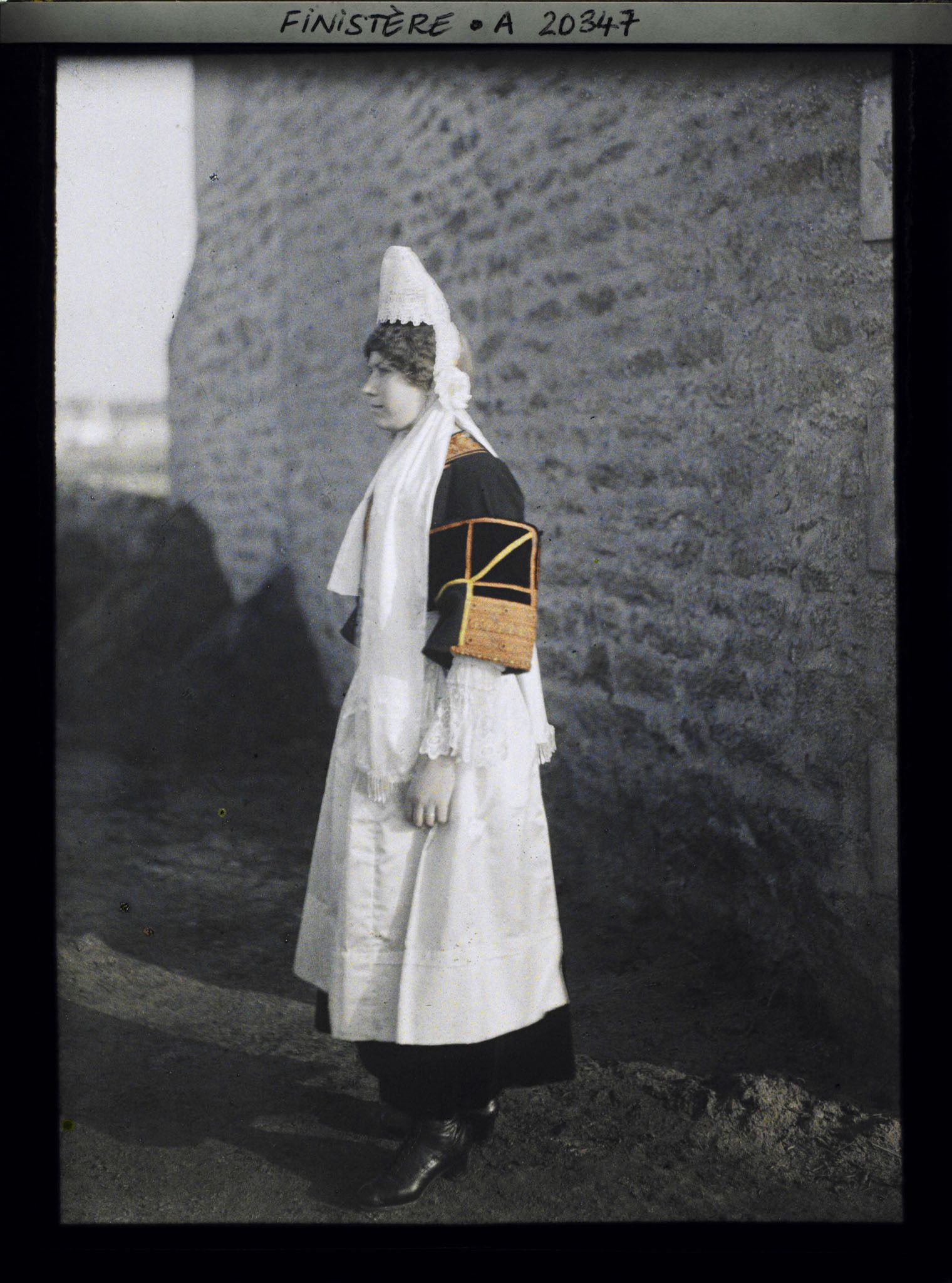 Image représentant Madame Lisette Tual en costume de mariée