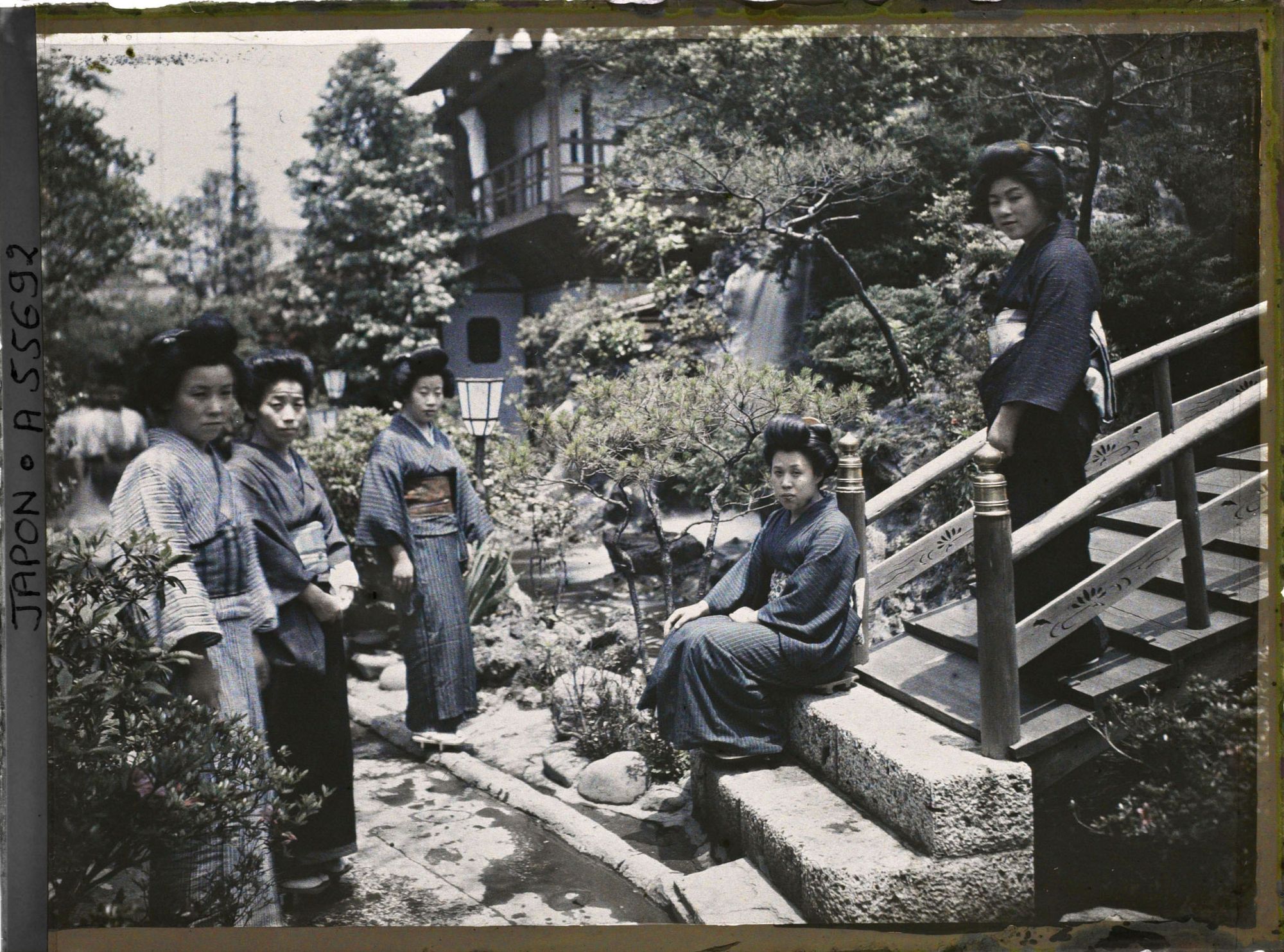Image représentant Serveuses dans le jardin d'un Ryokan (hôtel-restaurant traditionnel)