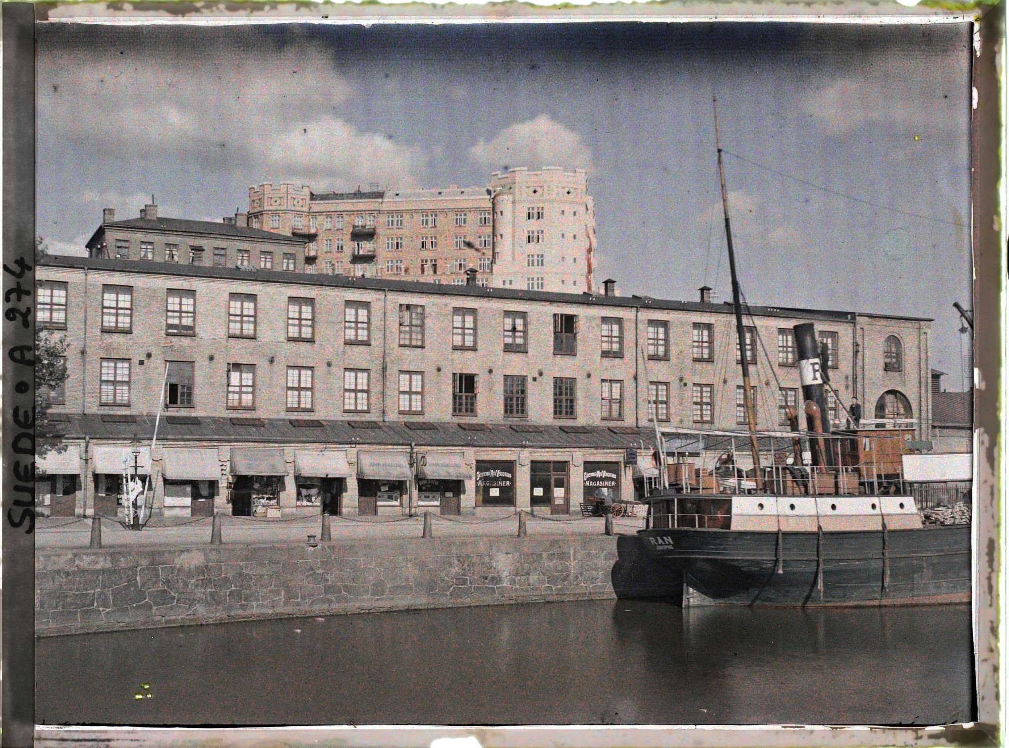 Image représentant Une péniche à quai sur le canal Rosenlunds