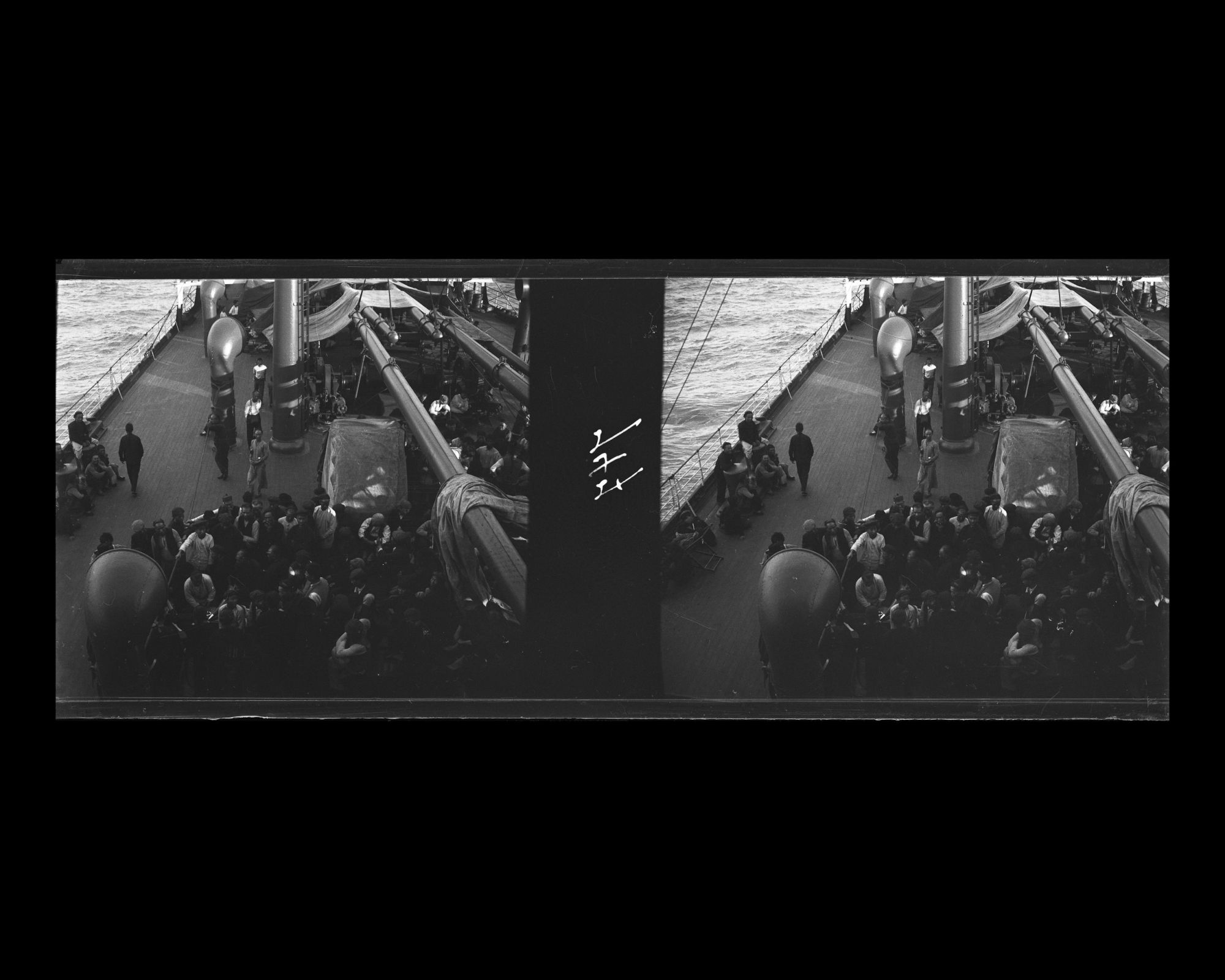 Image représentant Passagers ou membres d'équipage asiatiques sur le pont à l'arrière du navire