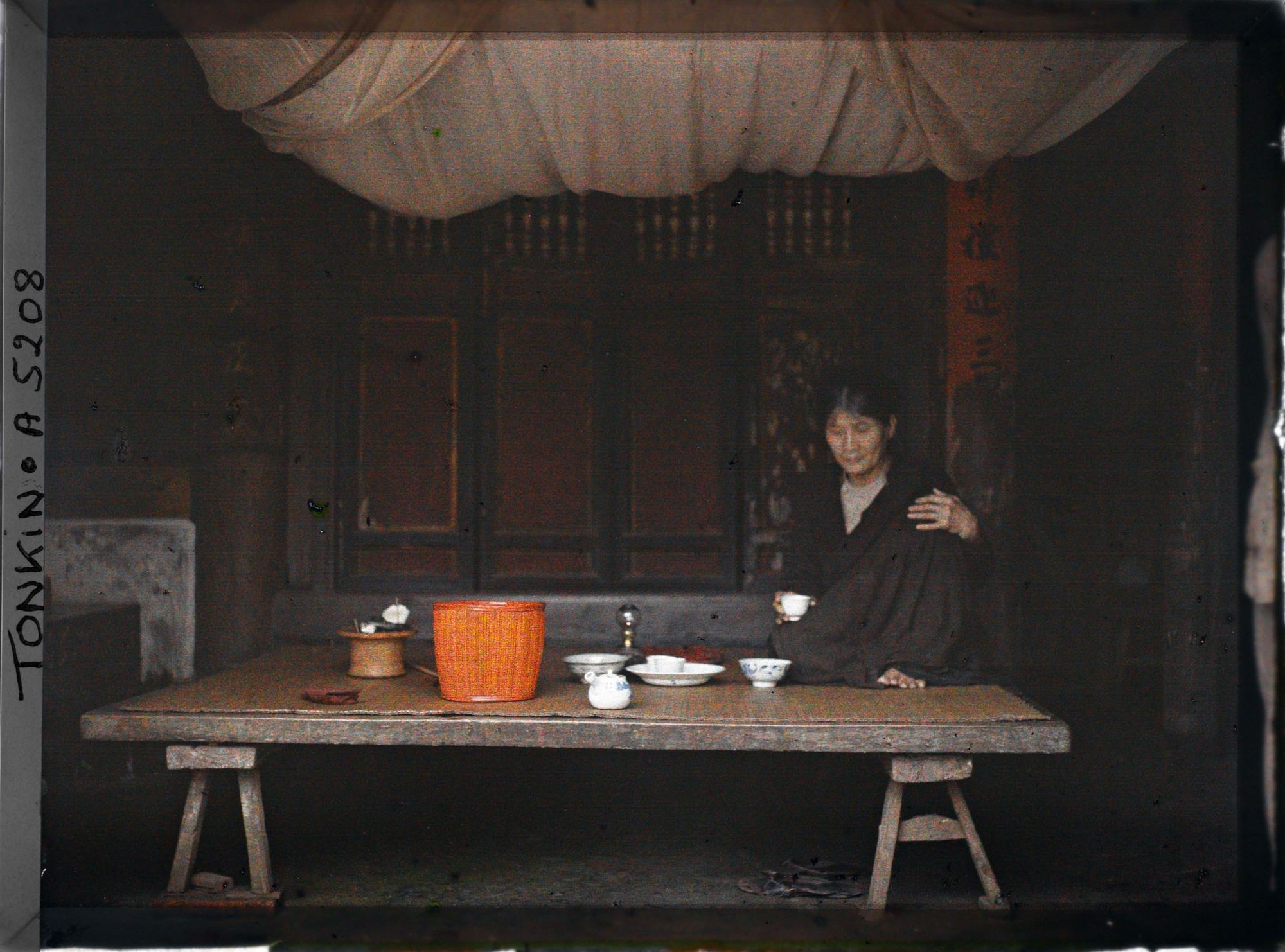 Image représentant Une femme de la classe aisée buvant le thé